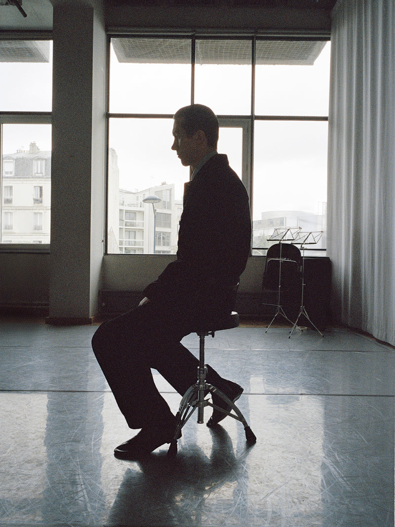 Black suit in Black wool, model shot, Side view Fitted design