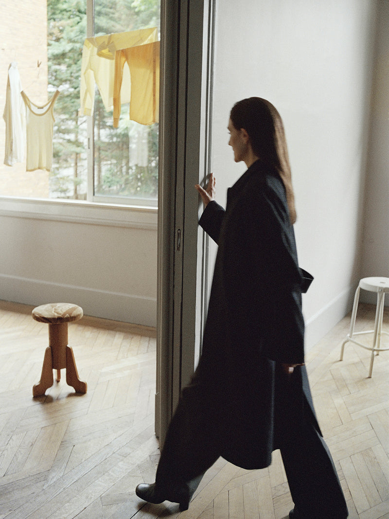 Black wool coat in black wool, model shot, side view oversized