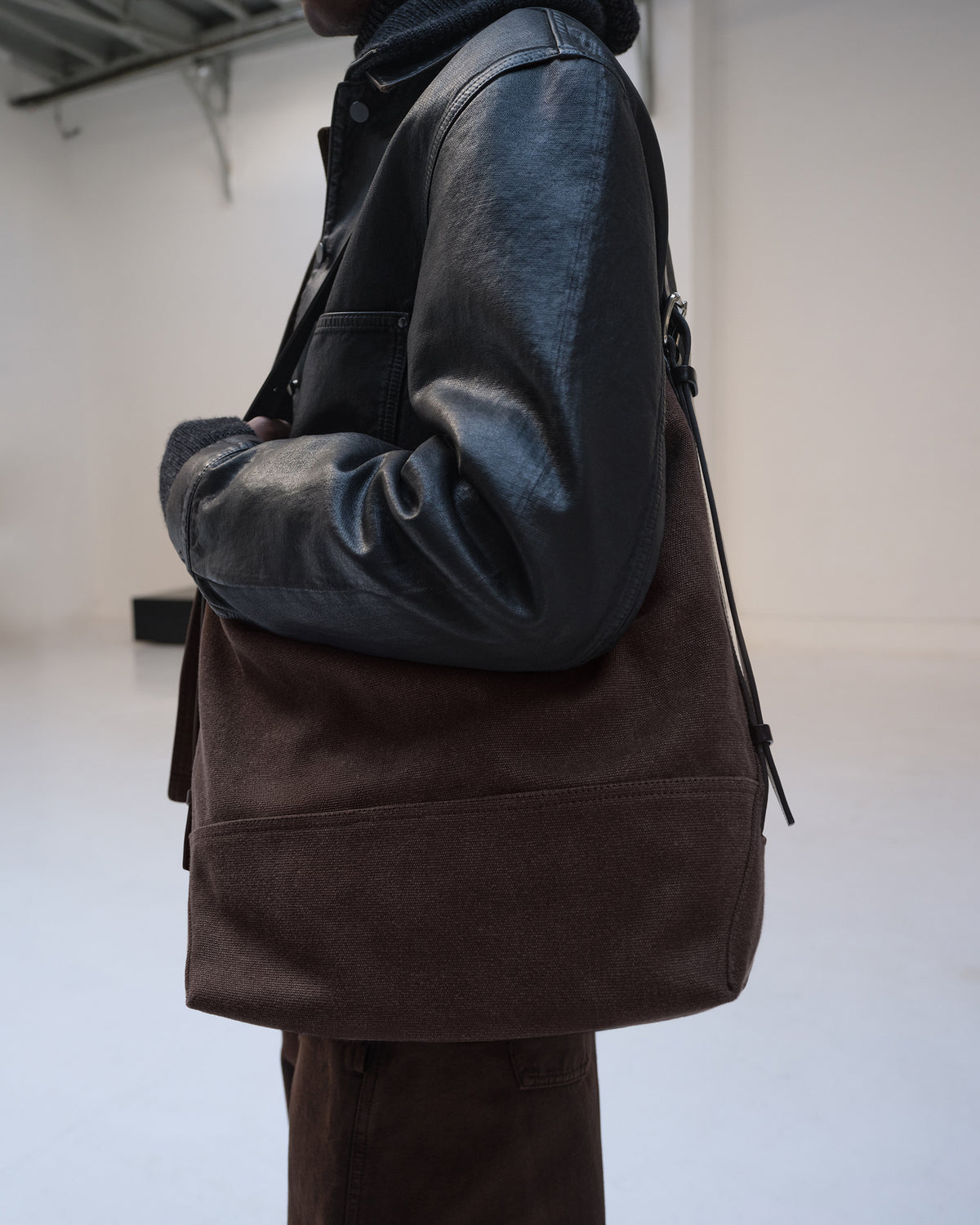 BELTED TOTE BAG AUS SCHWEREM BIO-BAUMWOLL-CANVAS