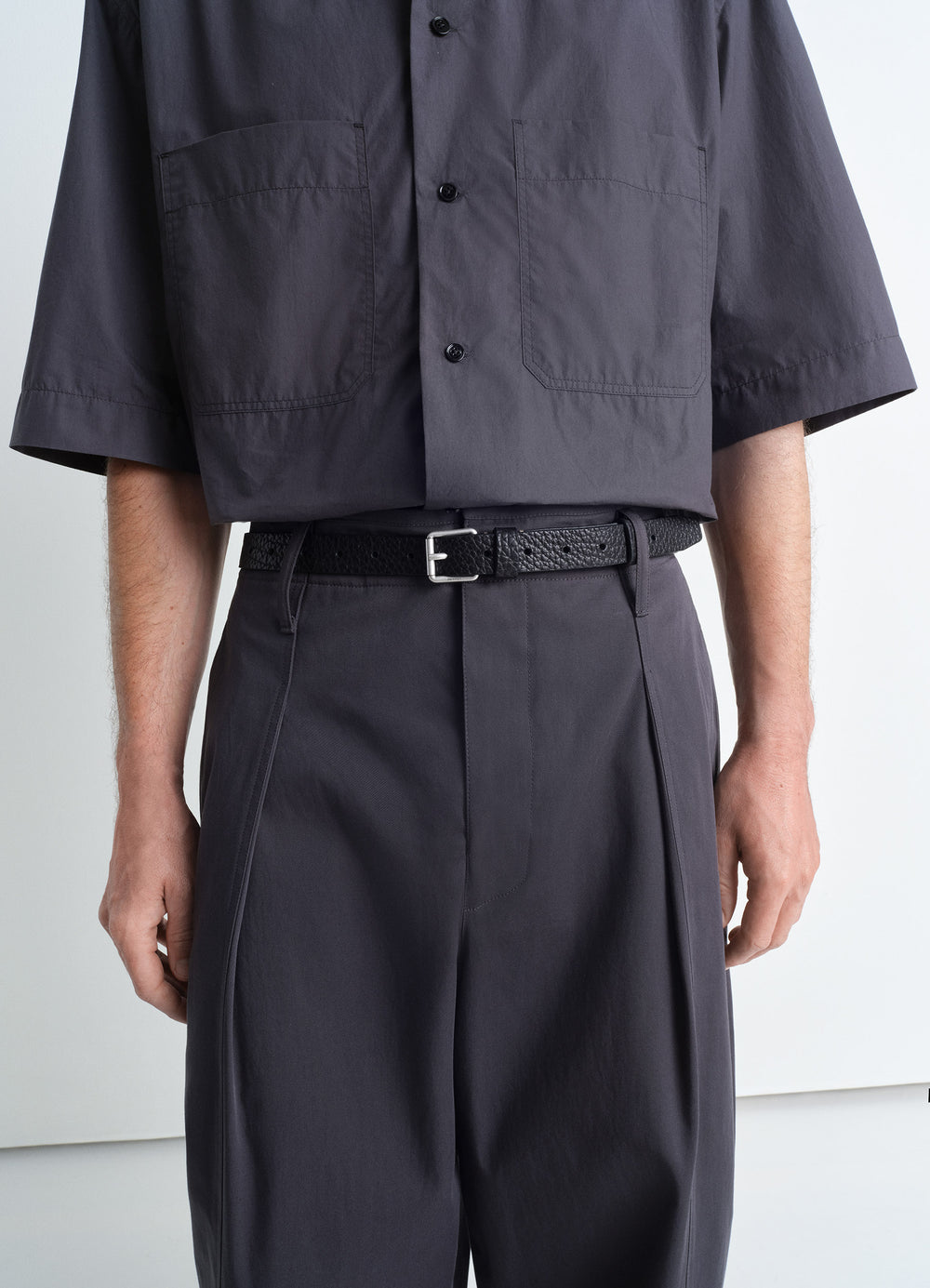 Lemaire Reversed Belt 25 in Black Vegetable-Tanned Leather, model shot, side waist view textured leather finish