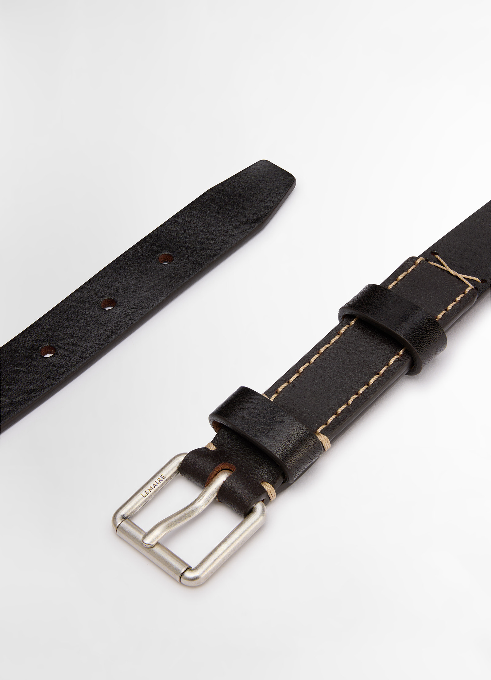 Lemaire reversed belt 25 in smooth vegetable leather, product shot, angled close-up view contrasting stitch detail