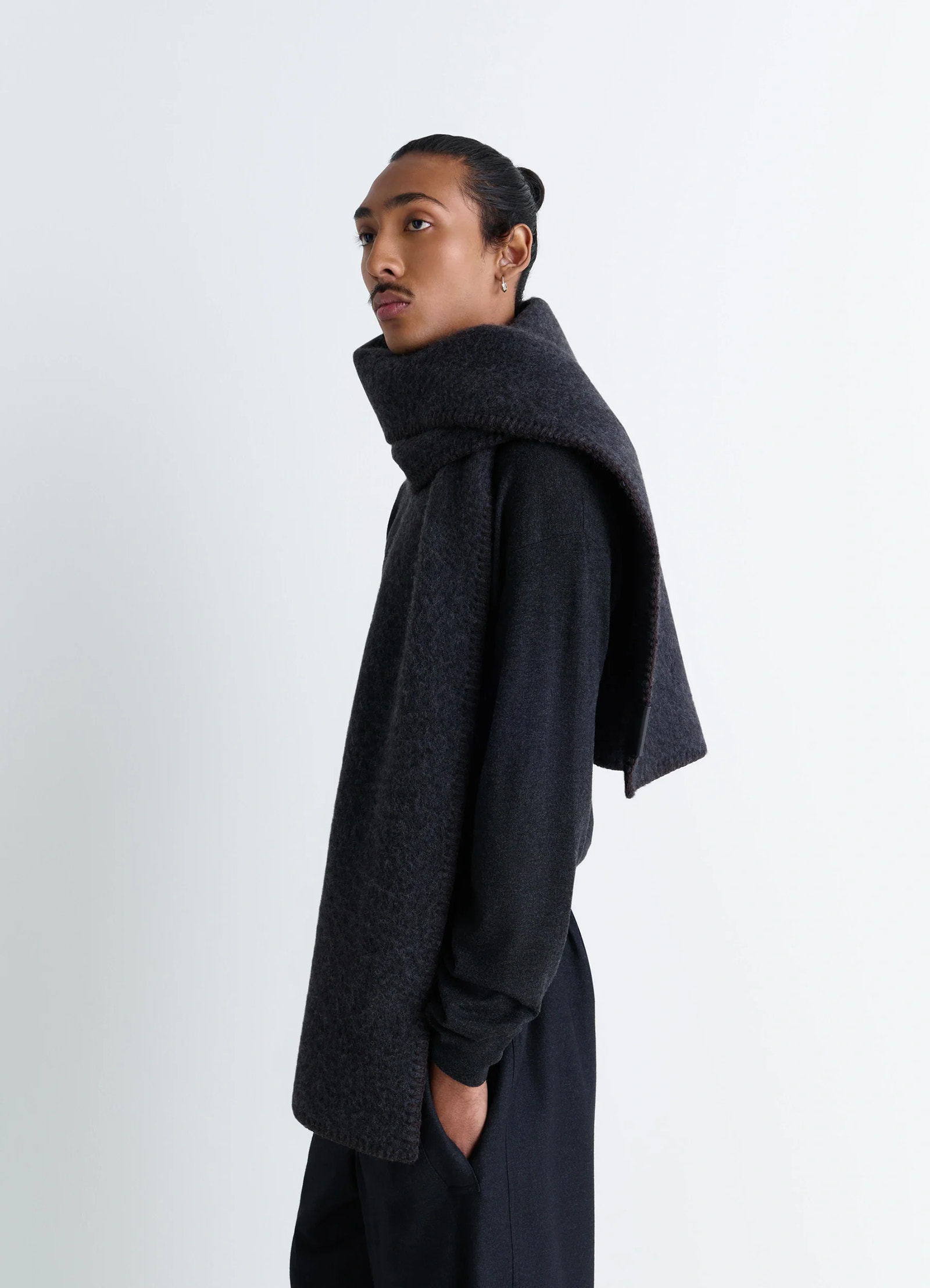 Cocotte fluffy scarf in fluffy alpaca, model shot, side view contrasting cocotte-stitch