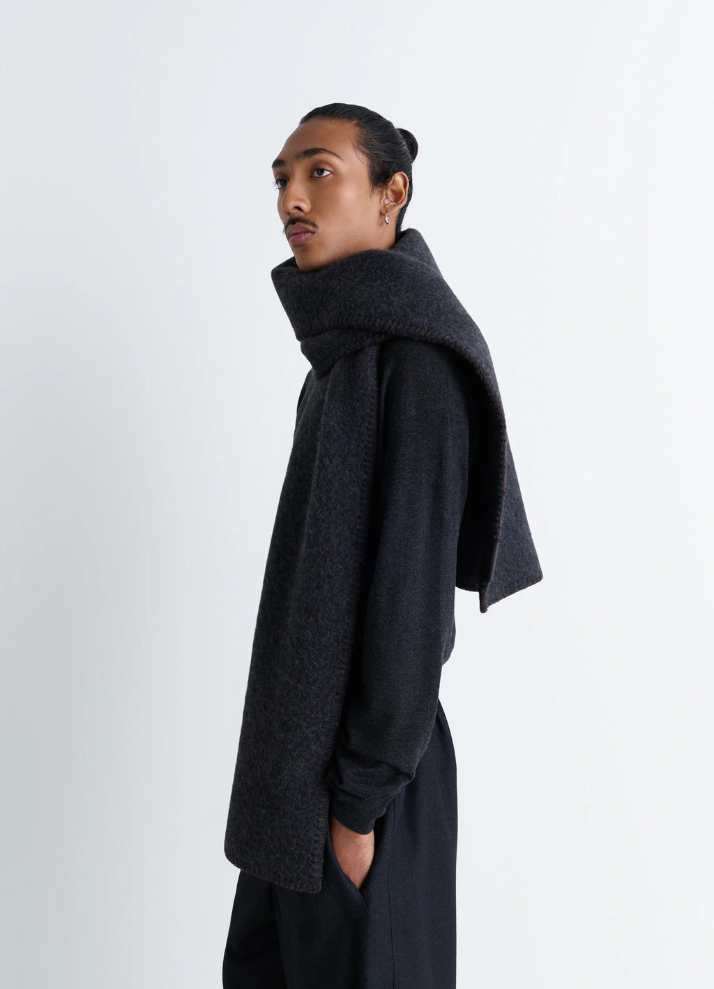 Cocotte Fluffy Scarf in Fluffy Alpaca, model shot, Side view Contrasting cocotte-stitch