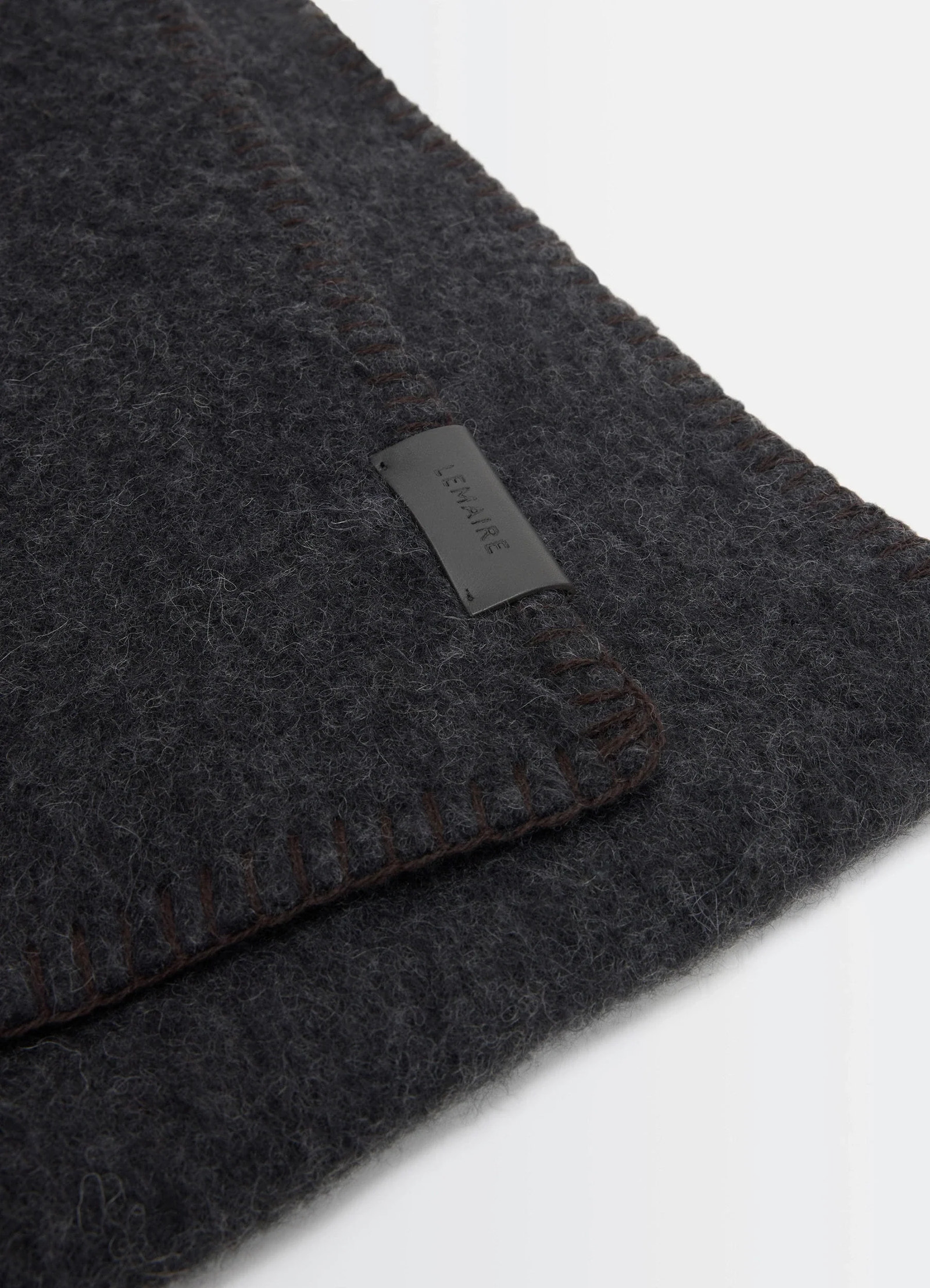 Cocotte fluffy scarf in fluffy alpaca, product shot, detail shot stitched edge tag
