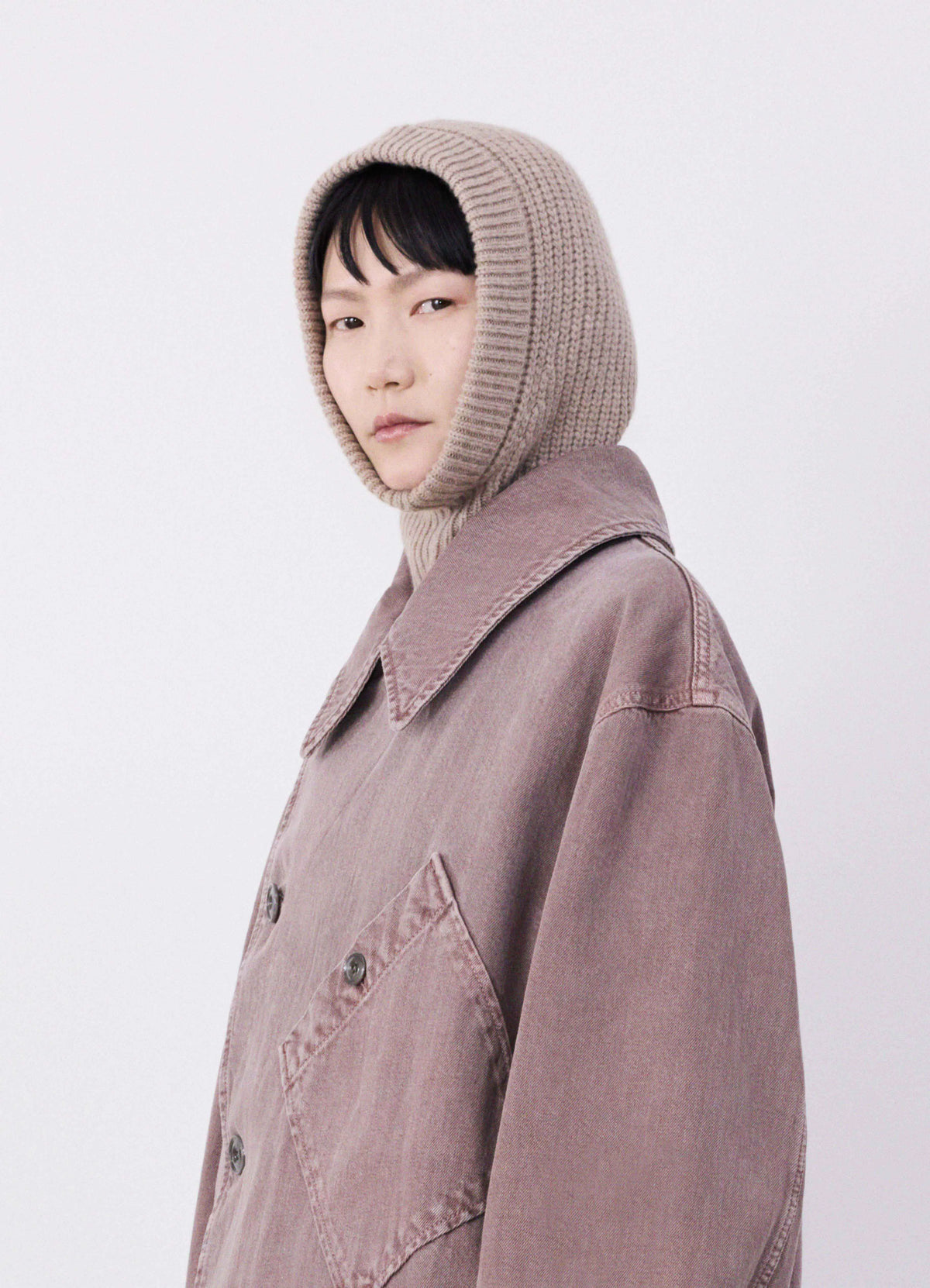 Hood Lambswool in Soft extra-fine lambswool, model shot, Side view Textured knit hood