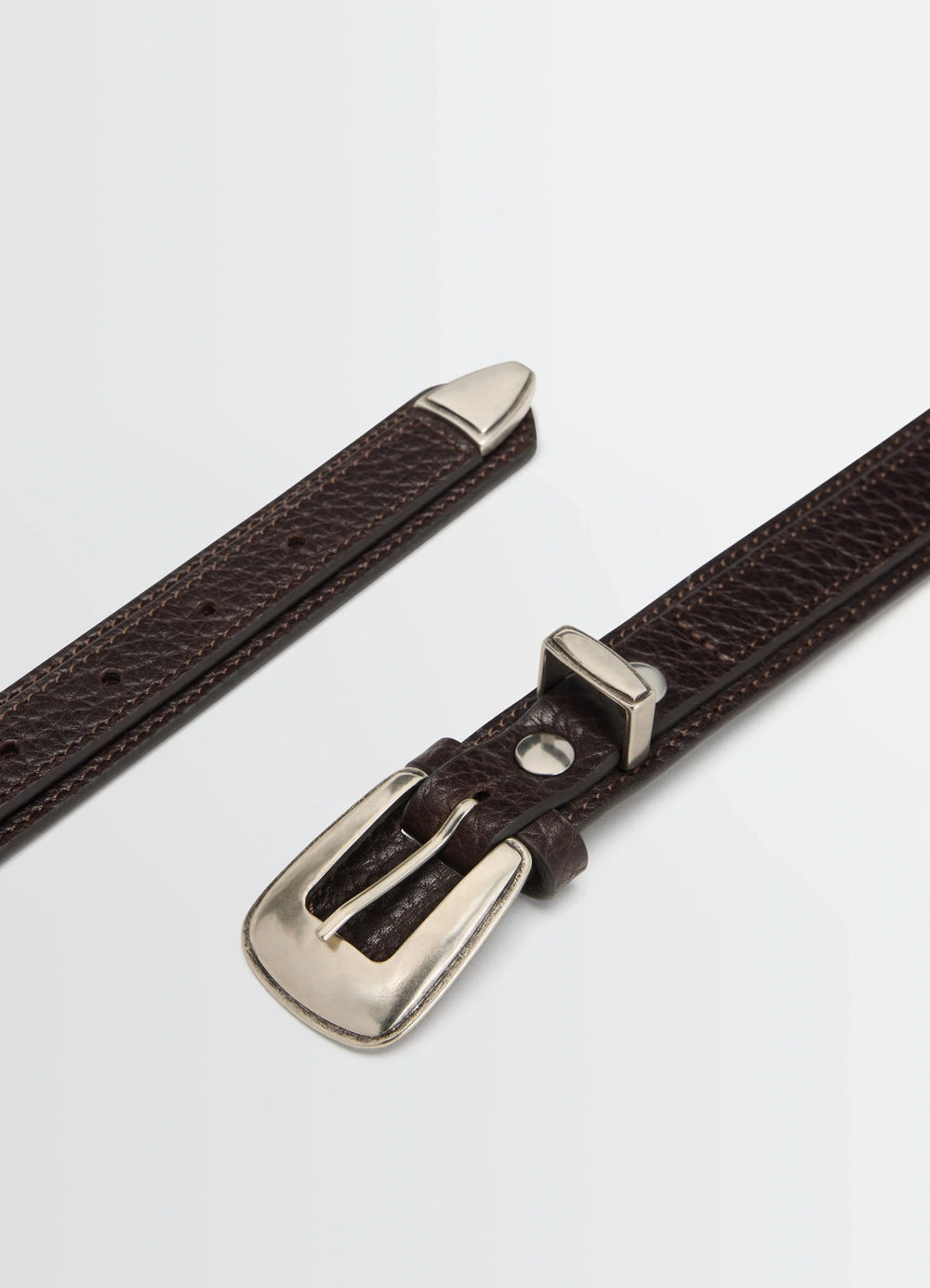Minimal Western Belt in Grained Leather, product shot, detail shot silver buckle