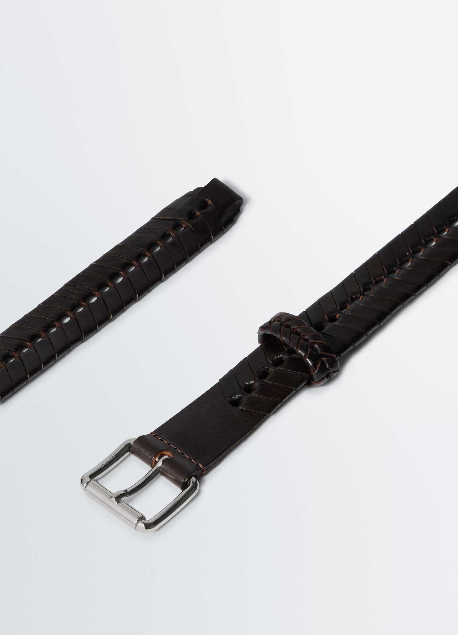 Braided belt 30 mm in leather in smooth vegetable-tanned leather, product shot, angled side view braided strap detail