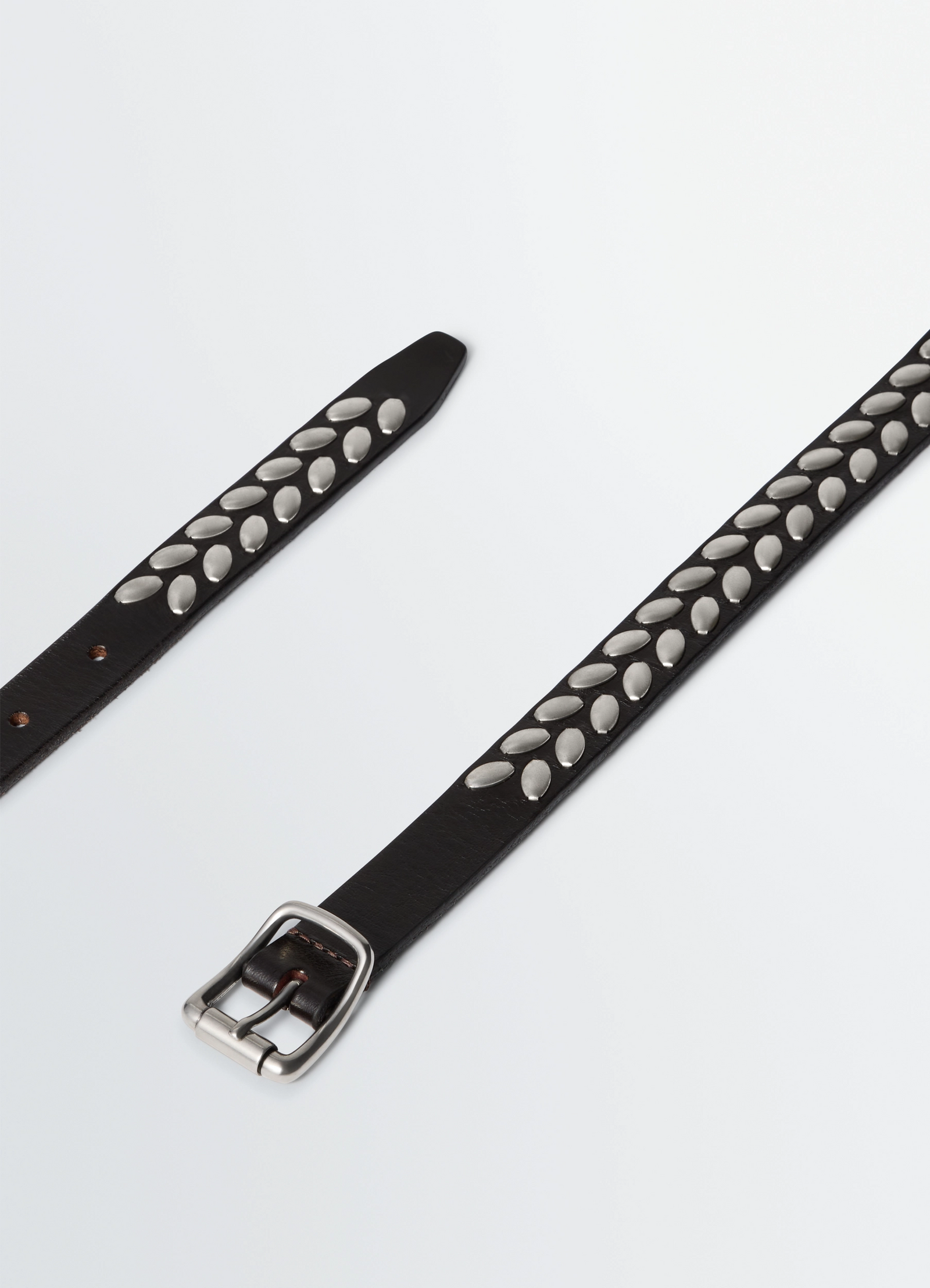 Almond stud belt 20 mm in leather in vegetable-tanned leather, product shot, angled detail shot silver buckle close-up