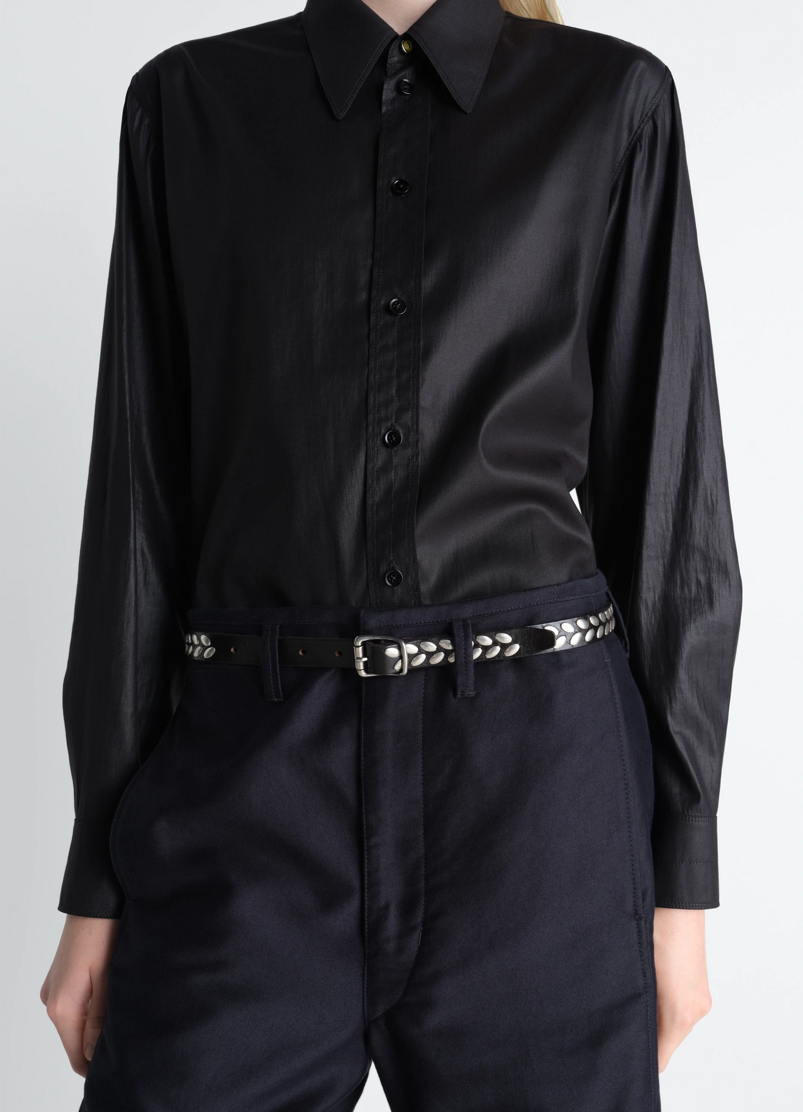 Almond stud belt 20 mm in leather in vegetable-tanned leather, model shot, waist-level porte almond-shaped silver studs