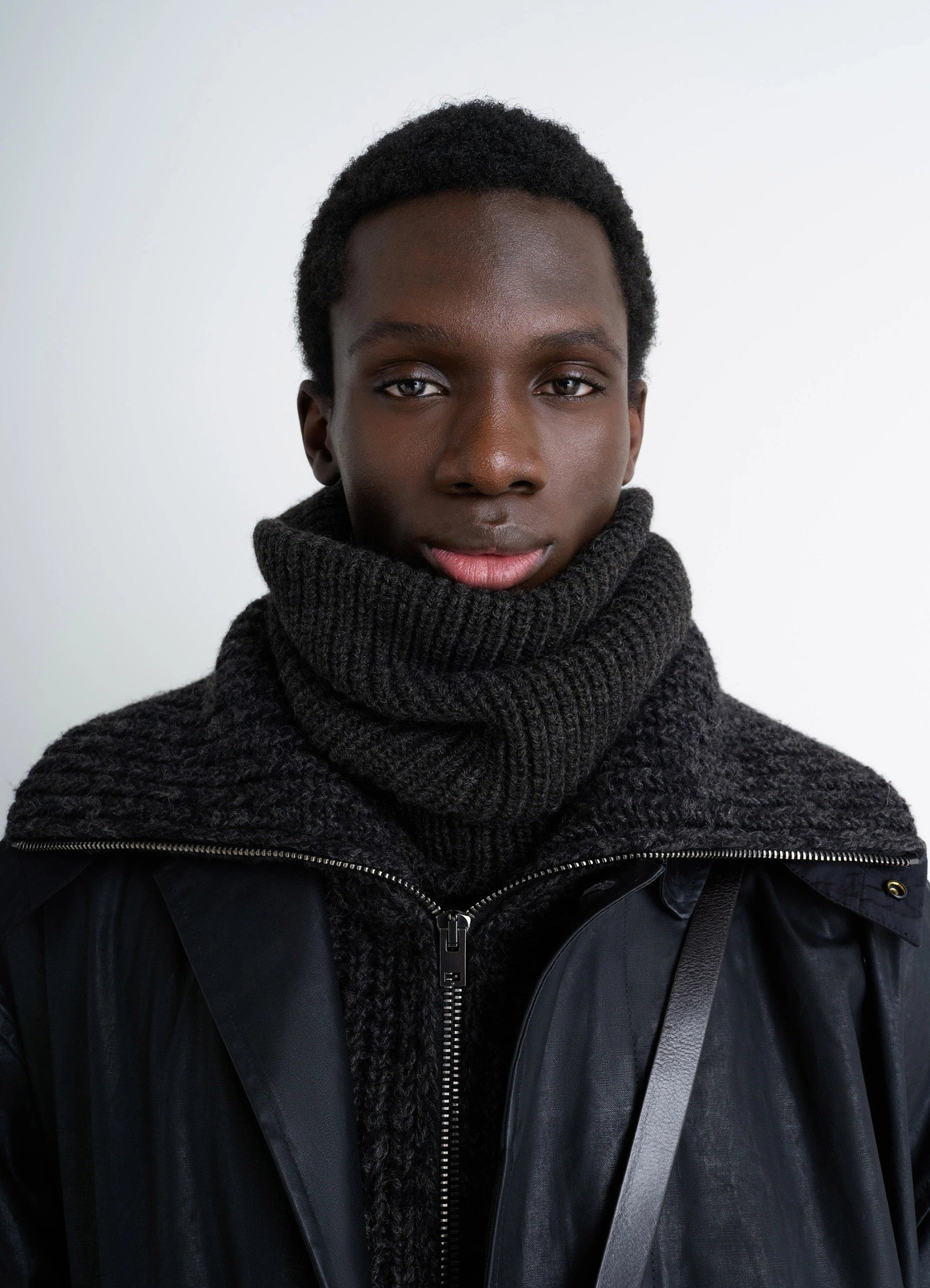 Snood in ribbed wool and alpaca blend, model shot, front view ribbed knit detail