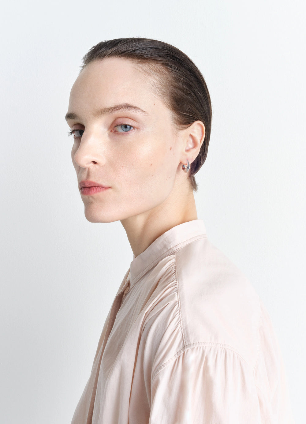 MINI DROP EARRING in rhodium-plated silver, model shot, three-quarter view elegant arc design