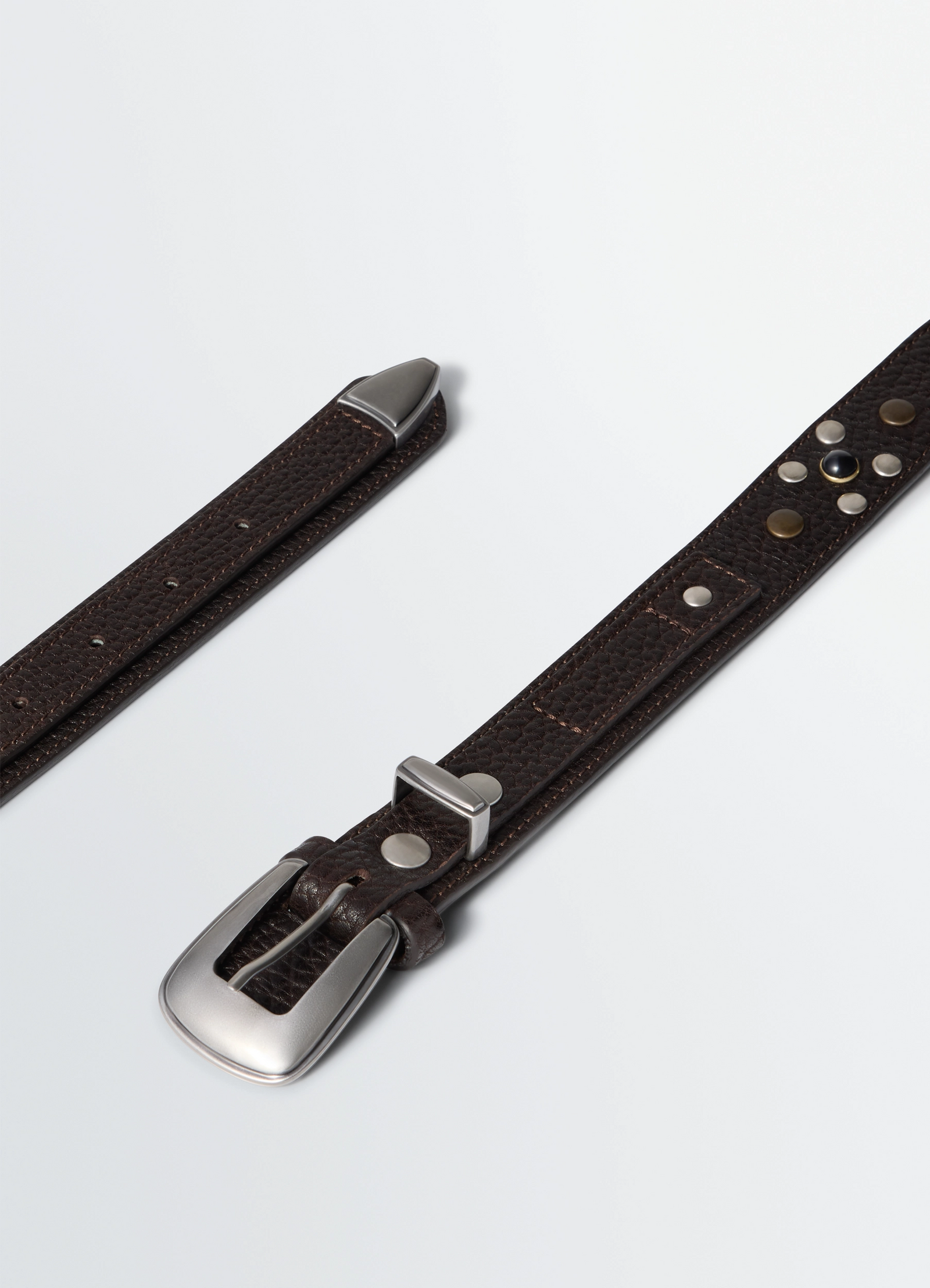 Western studs belt 30 mm in grained leather, product shot, top view metal buckle detail