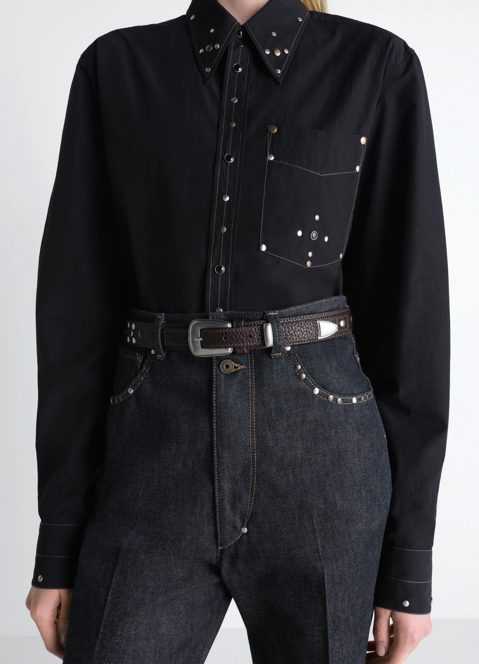 Western studs belt 30 mm in grained leather, model shot, porte waist view dark brown textured