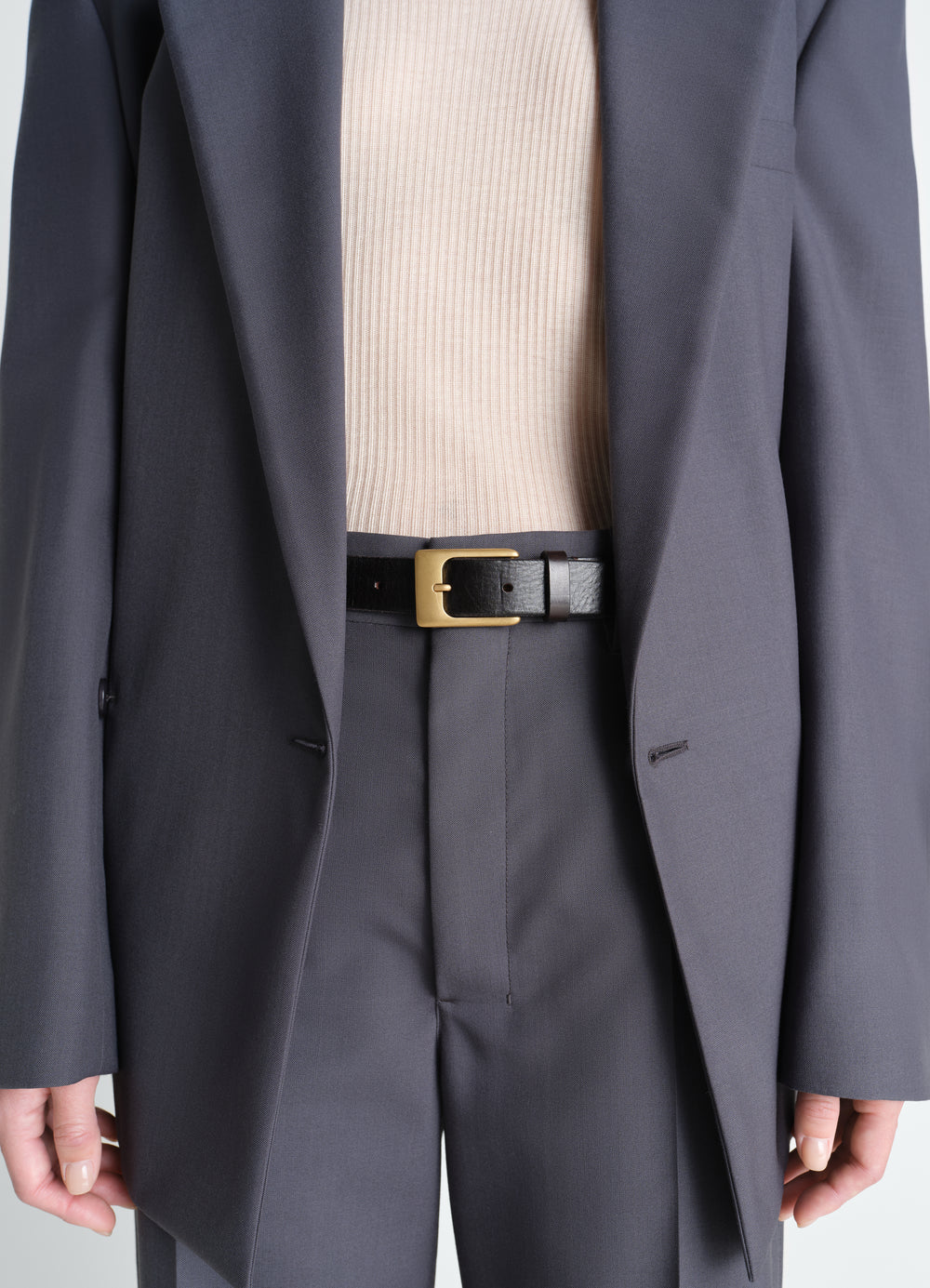 Rail belt 25 mm in black leather with gold buckle by LEMAIRE worn by model front detail