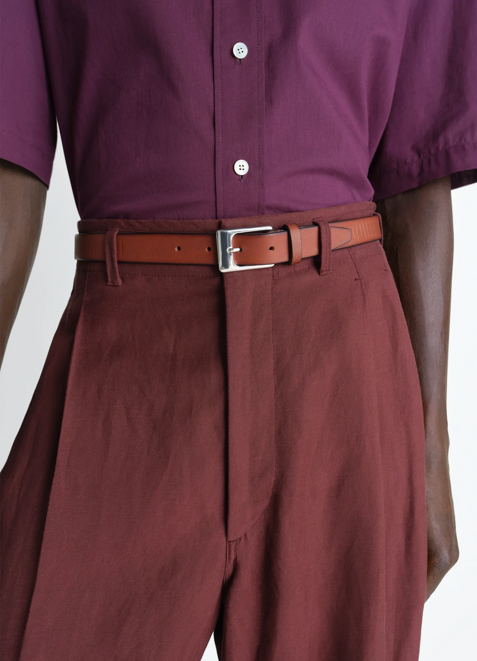 Rail belt 25 mm in leather, model shot, side view silver buckle detail