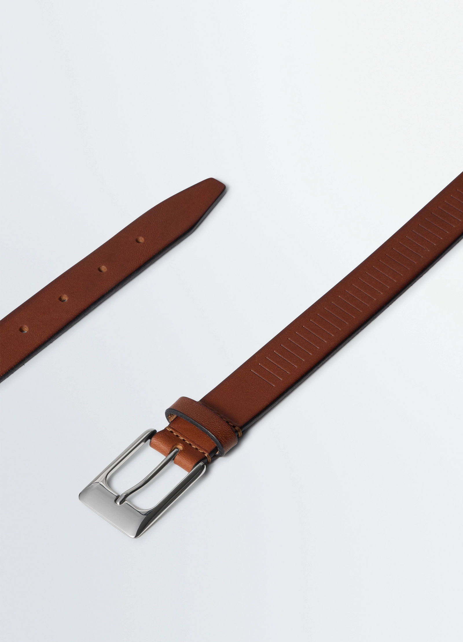Rail belt 25 mm in leather, product shot, angled detail shot silver buckle close-up