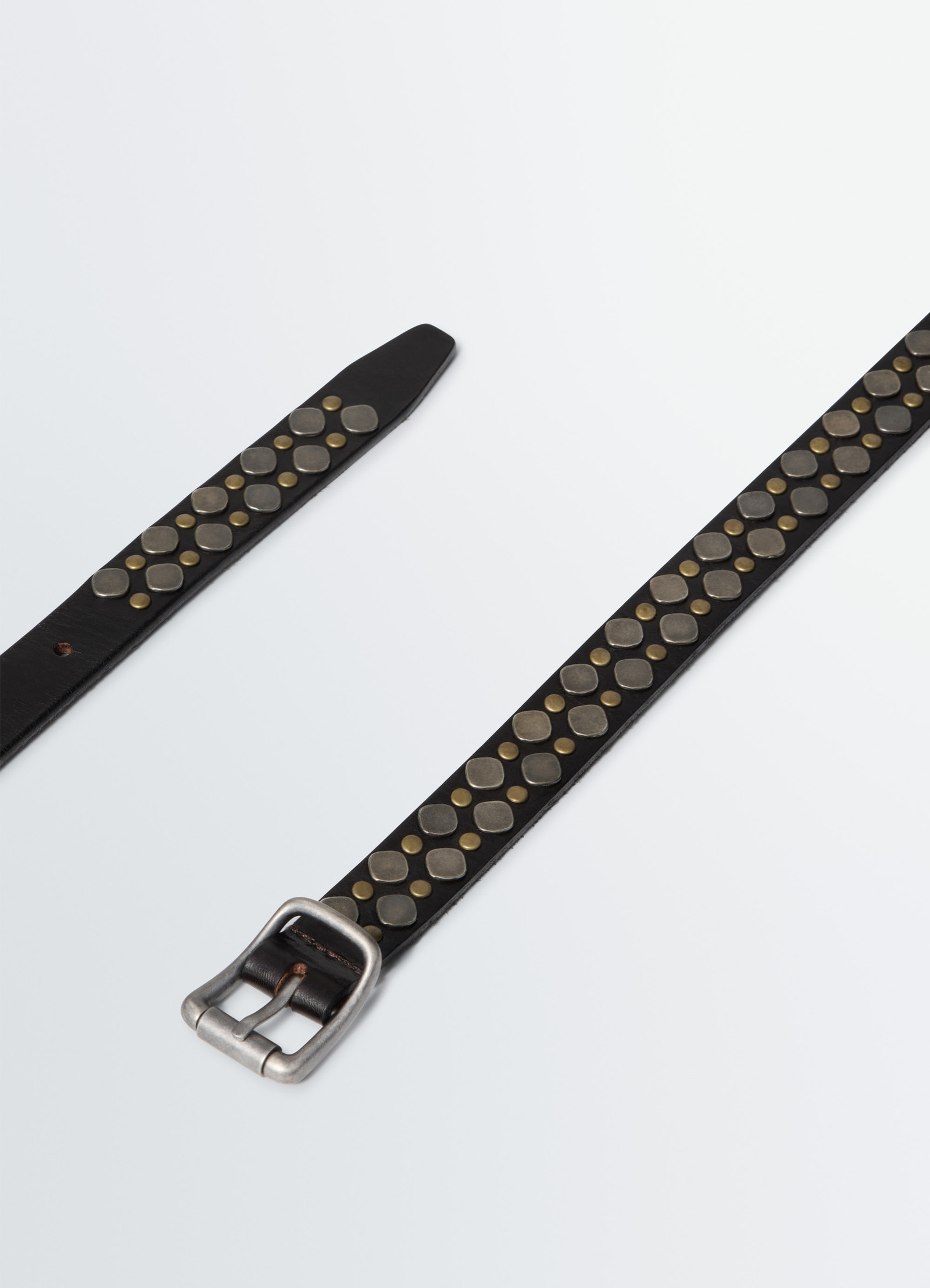 Rio studs belt 20 mm in leather, product shot, angled top view decorative buckle