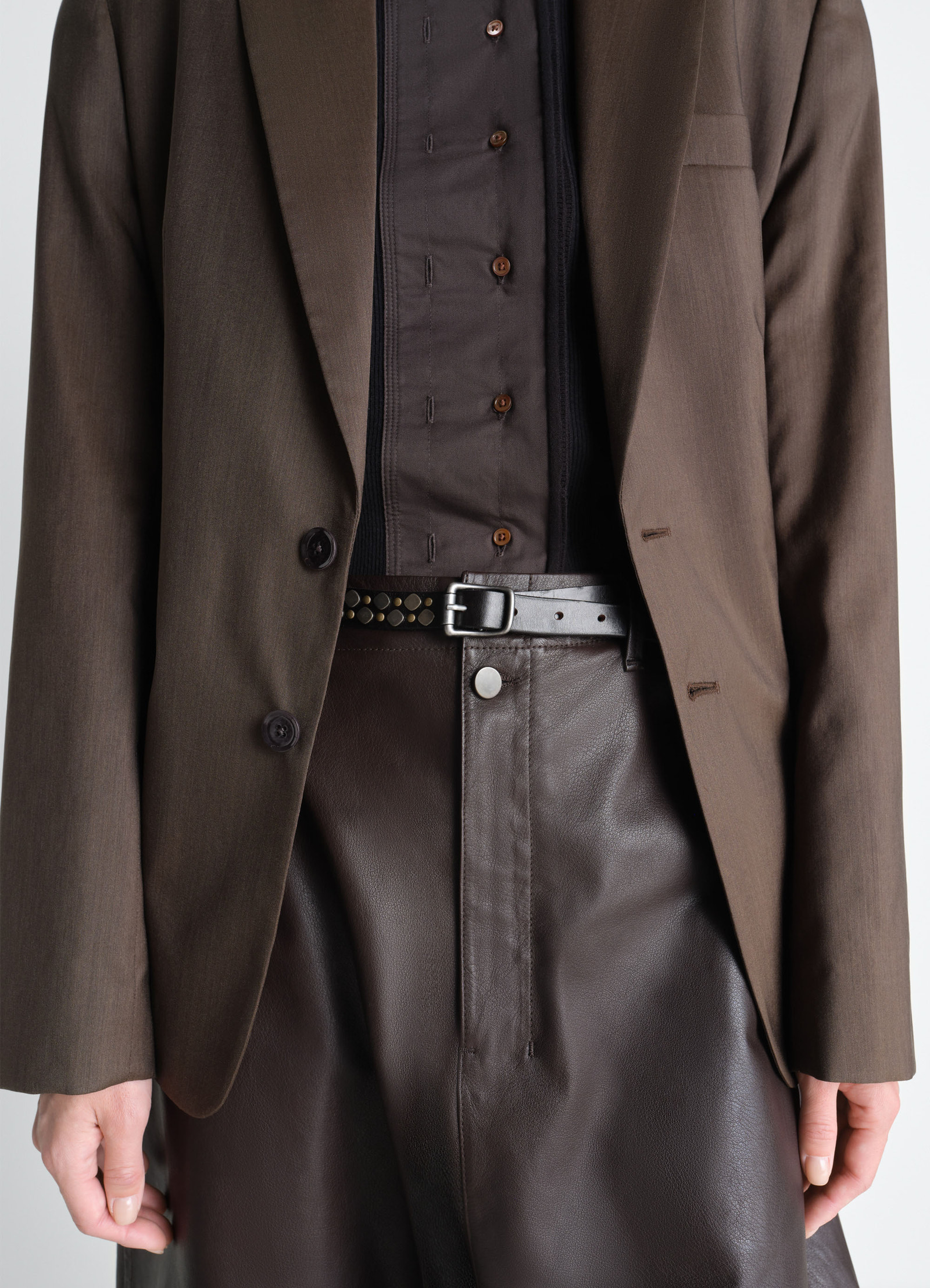 Rio studs belt 20 mm in leather, model shot, detail shot worn with trousers