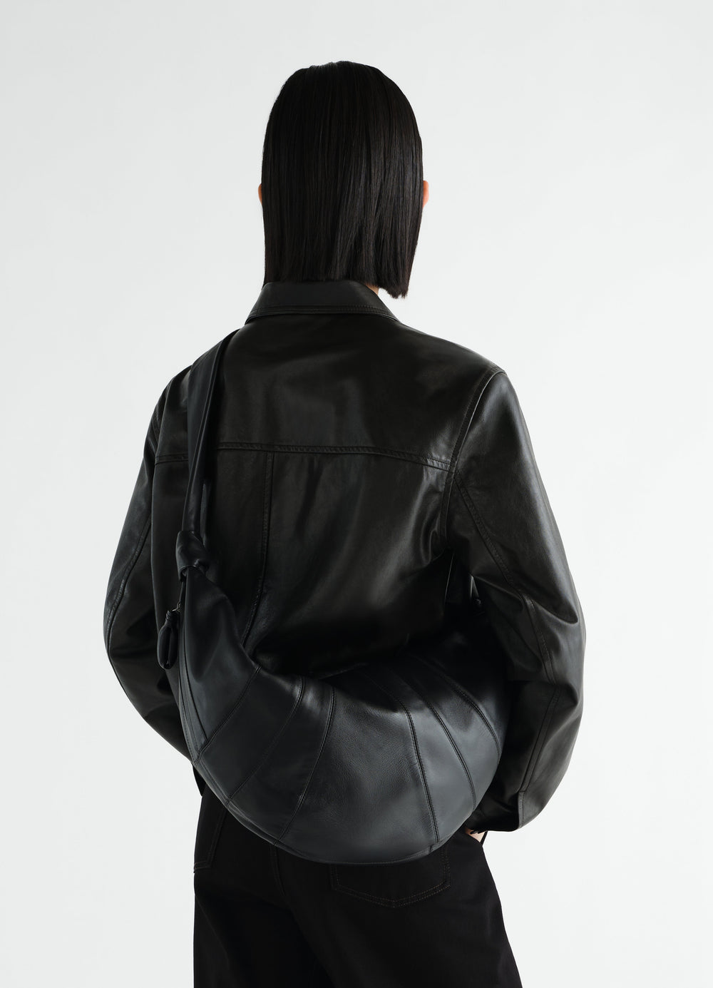 Sac Croissant grand modèle, coloris noir, porté par un mannequin, vue de dos