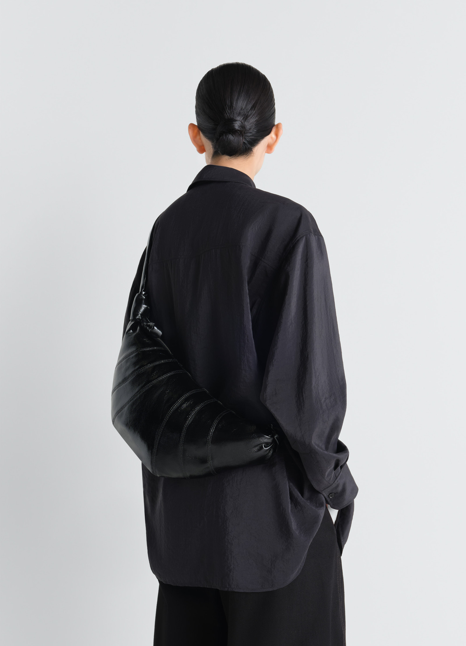 Medium croissant bag in coated cotton, model shot, back view slouchy shape