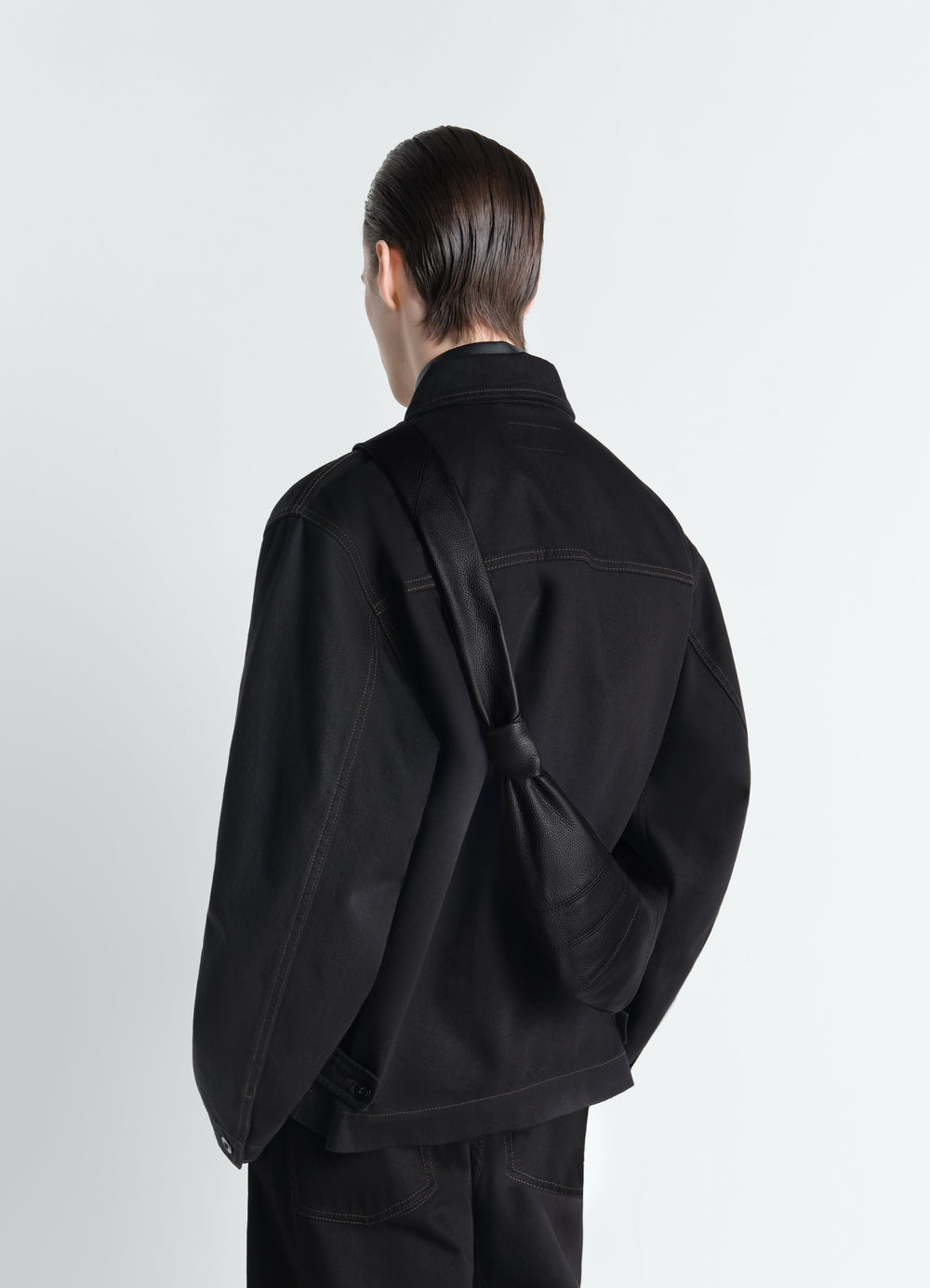 Sac Croissant petit modèle, coloris noir, porté par un mannequin, vue de dos