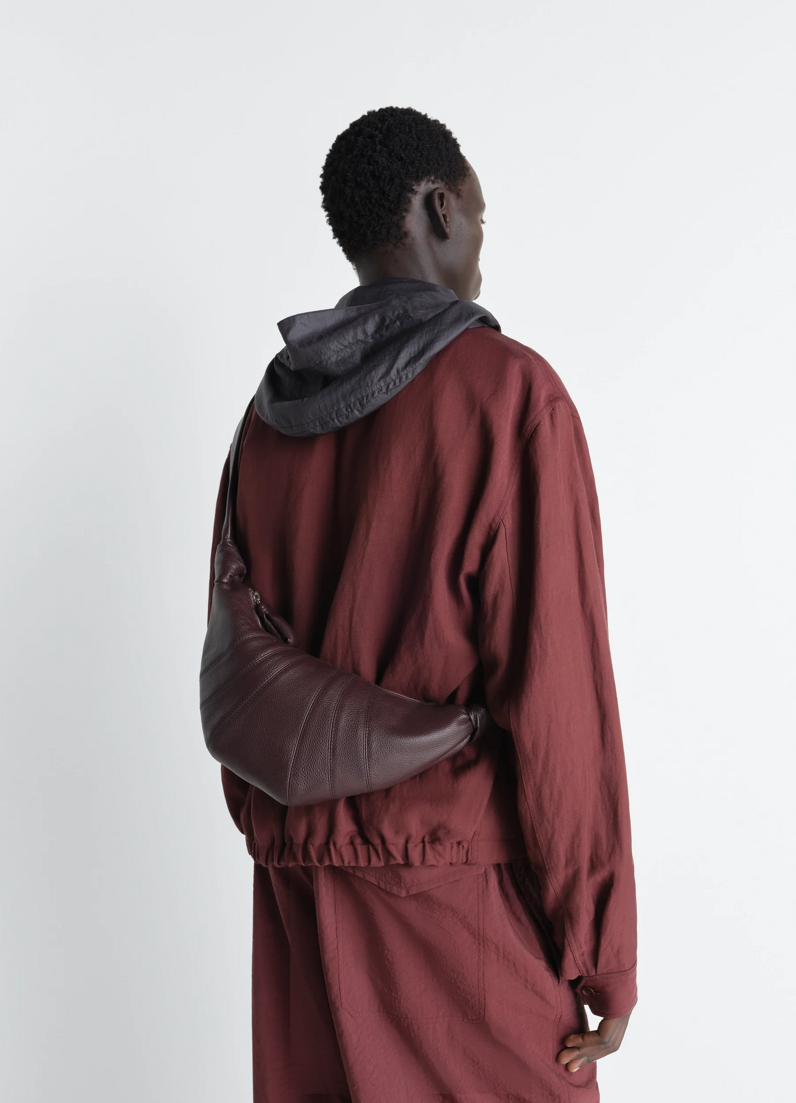 Small croissant bag in grained leather, model shot, back view curved design