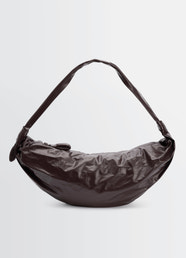 GROSSE SOFT CROISSANT TASCHE AUS LEDER MIT PAPIEREFFEKT