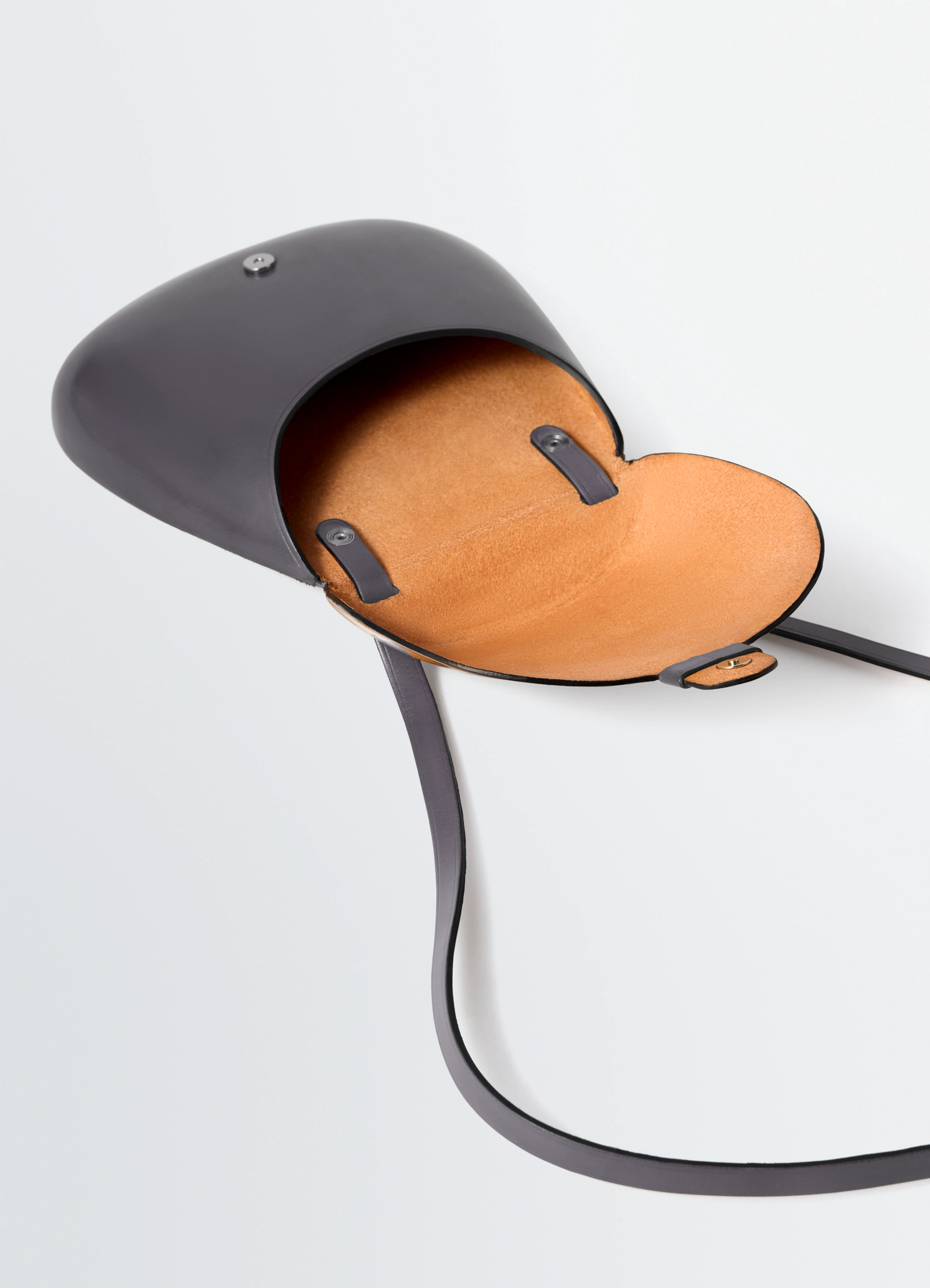 Il bussetto for lemaire small cartr in vegetable-tanned cowhide, product shot, open top view smooth leather interior