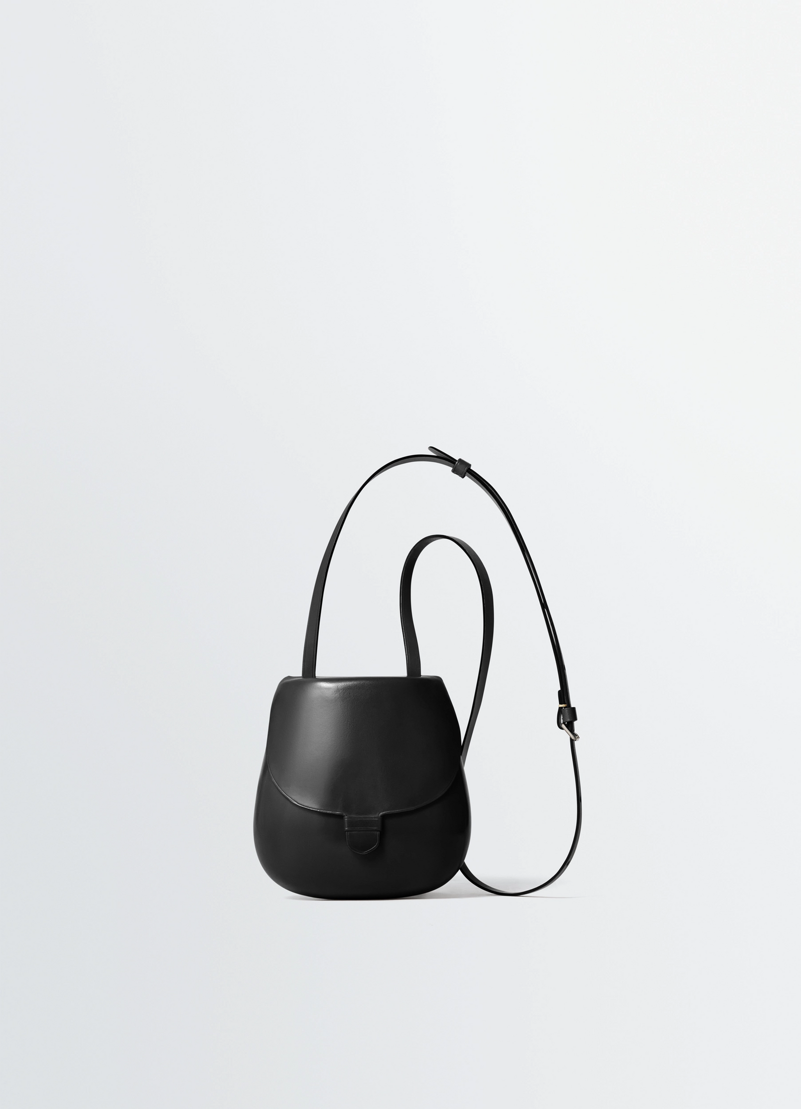 Il bussetto for lemaire small cartr in black molded vegetable-tanned leath, product shot, front side view minimalist curved d