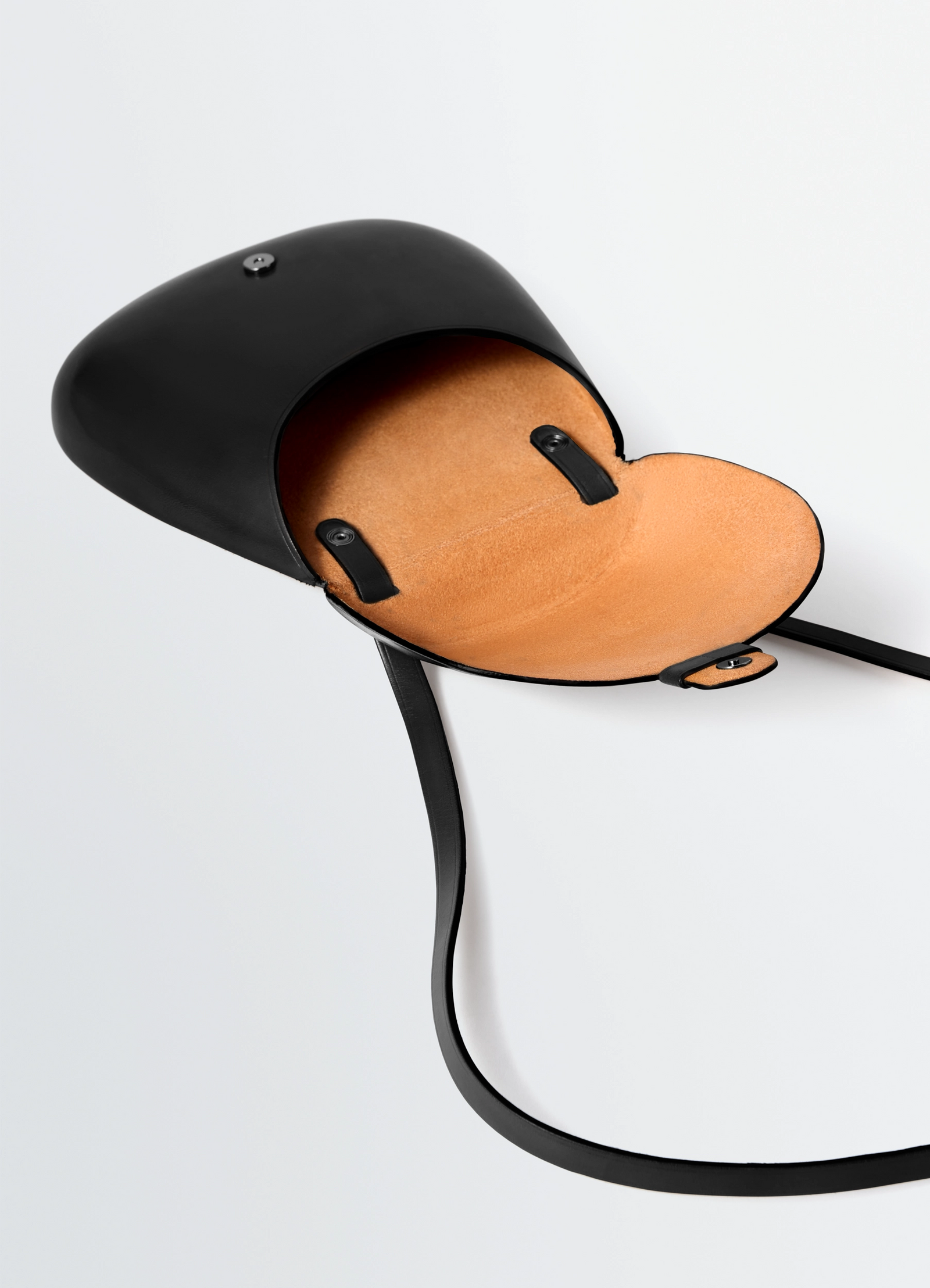 Il bussetto for lemaire small cartr in black molded vegetable-tanned leath, product shot, open top detail v smooth interior f