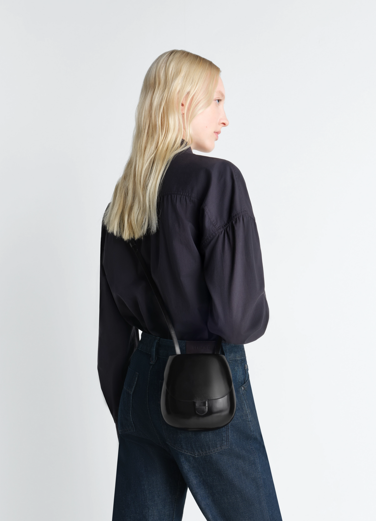 Il bussetto for lemaire small cartr in black molded vegetable-tanned leath, model shot, back view crossbody style