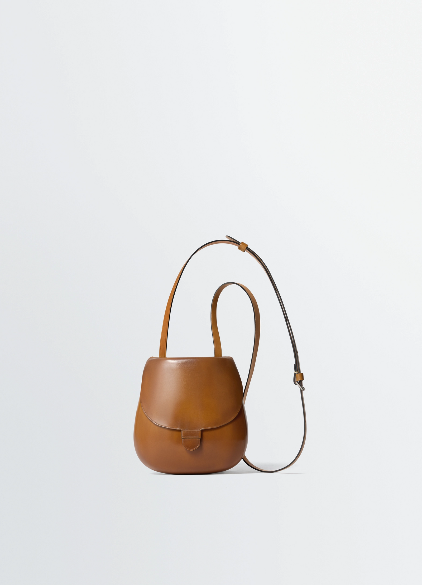 Il bussetto for lemaire small cartr in vegetable-tanned leather, product shot, front view adjustable strap
