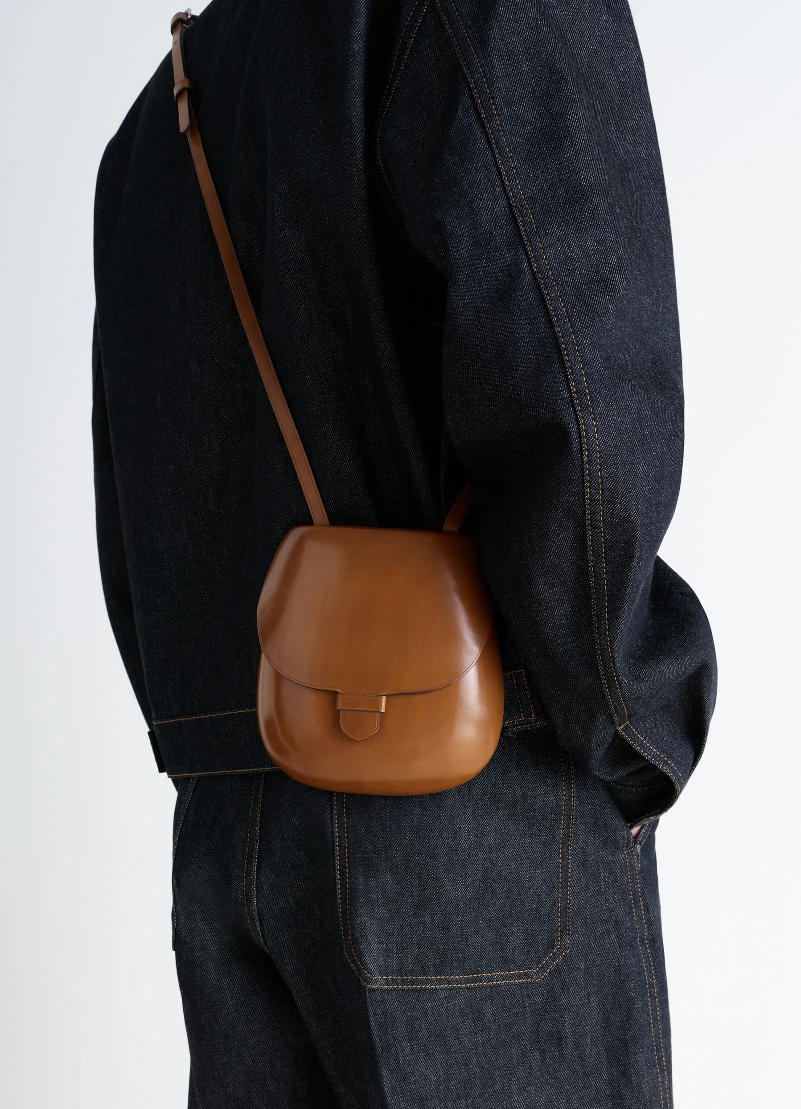 Il bussetto for lemaire small cartr in vegetable-tanned leather, model shot, back view crossbody style