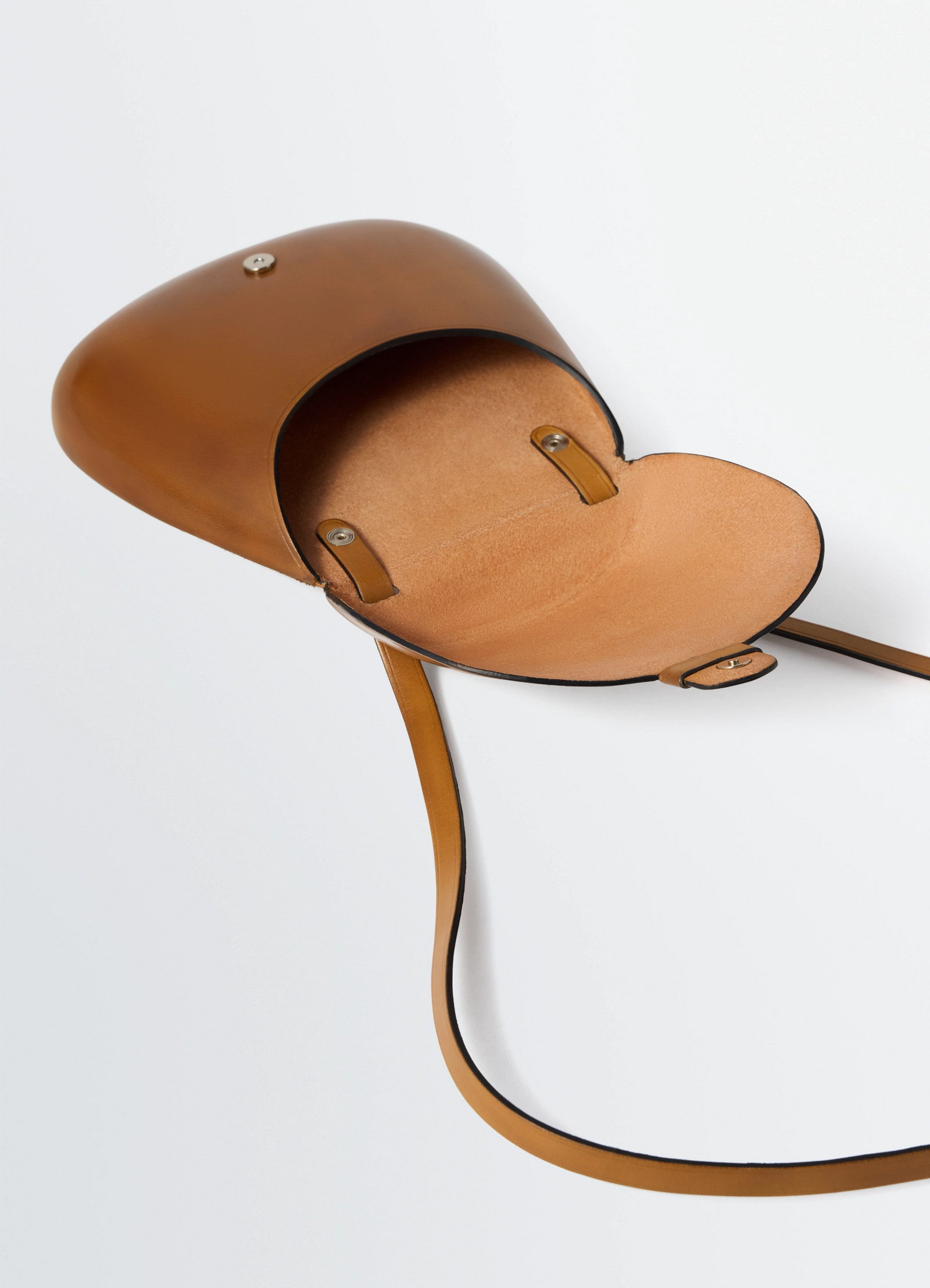 Il bussetto for lemaire small cartr in vegetable-tanned leather, product shot, interior view open flap, snap closure