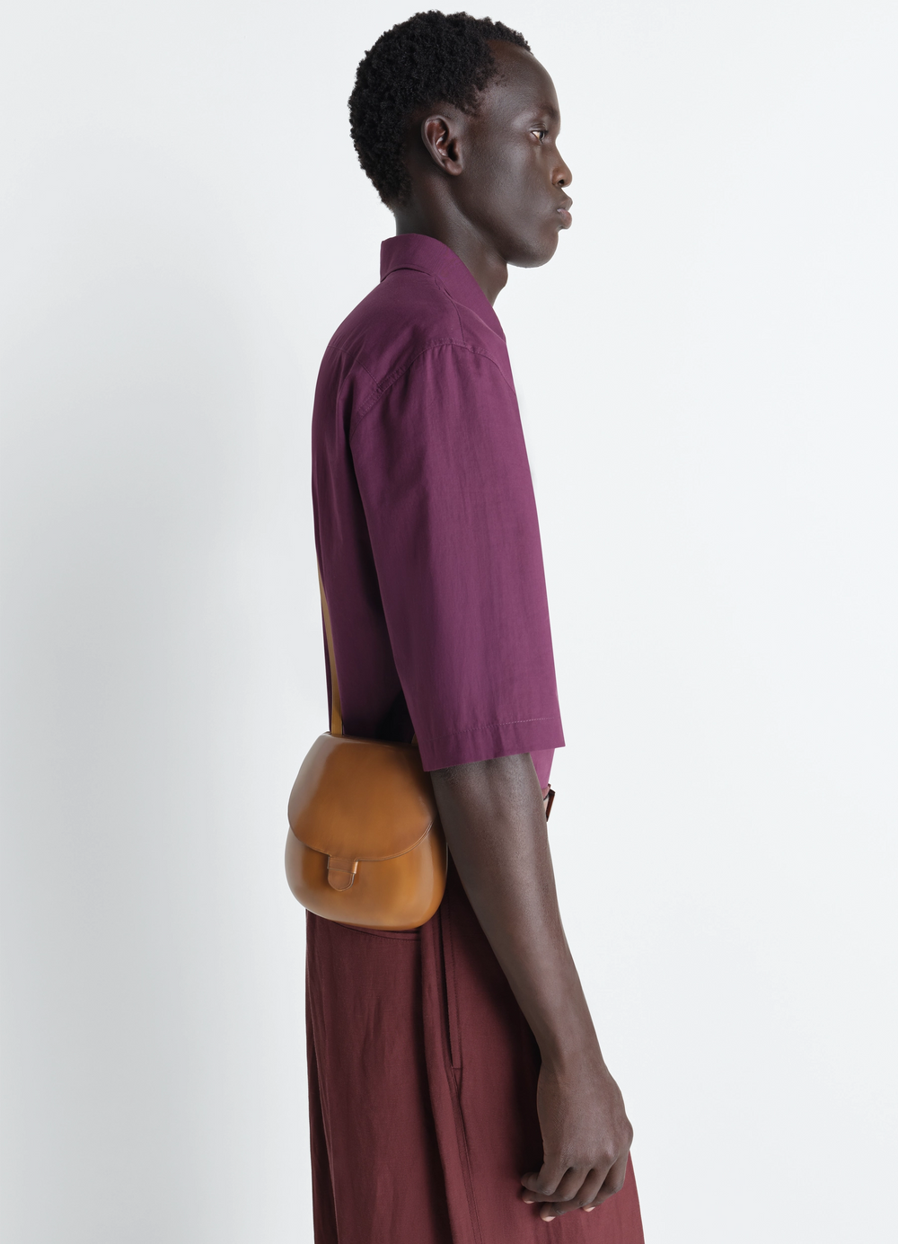 IL BUSSETTO FOR LEMAIRE SMALL CARTR in vegetable-tanned leather, model shot, side view worn crossbody
