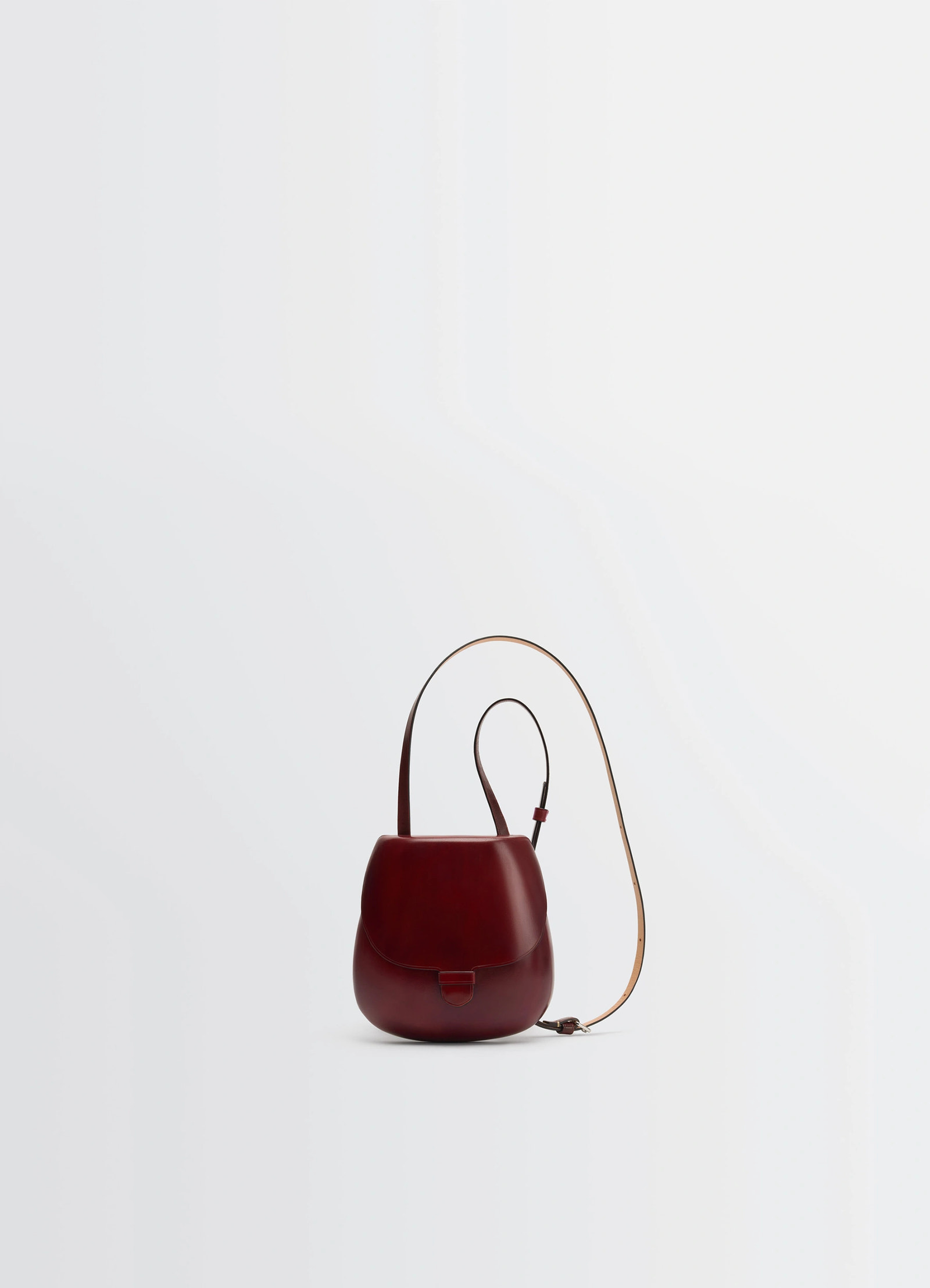 Il bussetto for lemaire small cartr in patinated vegetable-tanned leather, product shot, front view curved shape with long st