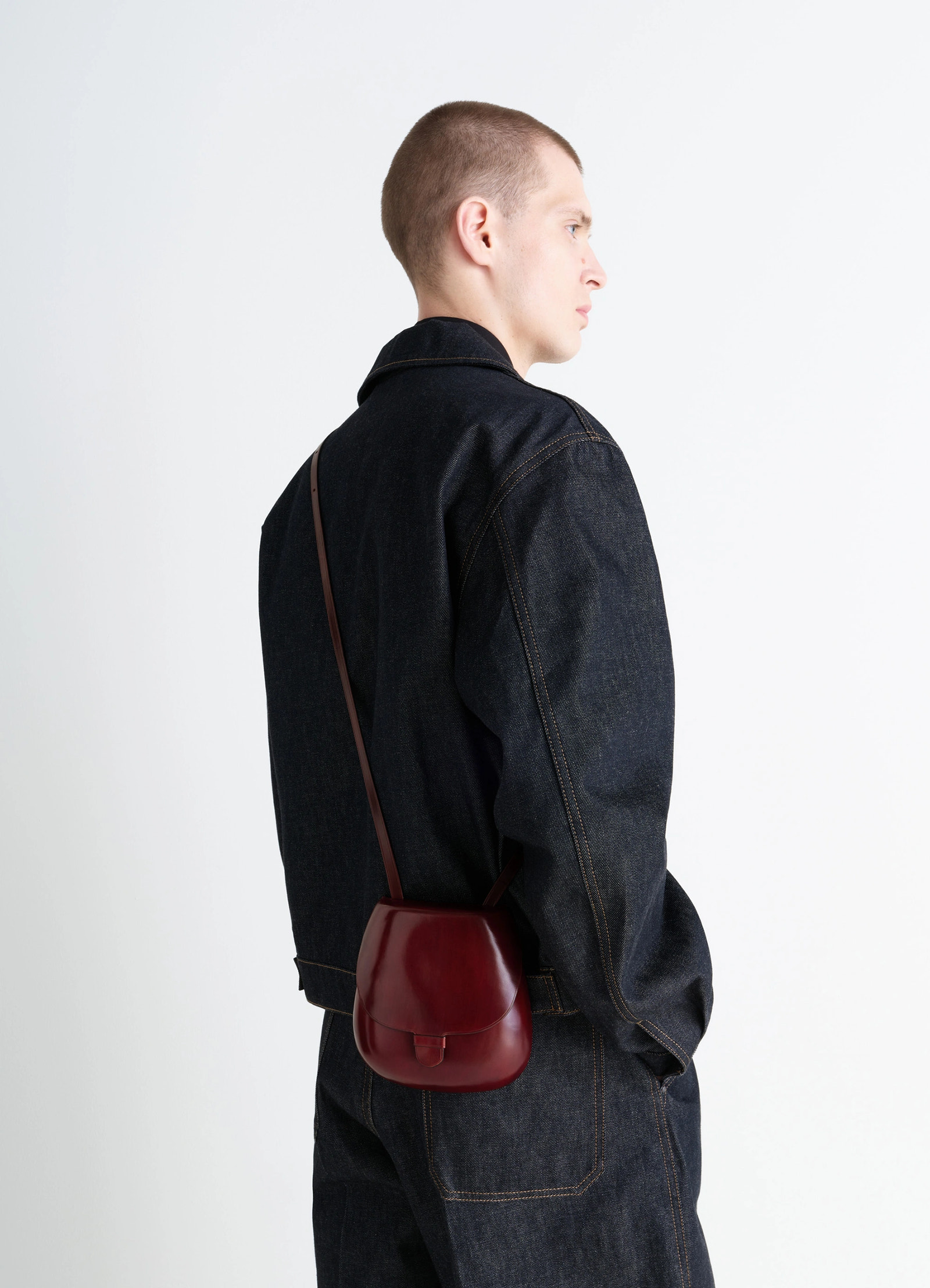 Il bussetto for lemaire small cartr in patinated vegetable-tanned leather, model shot, back view crossbody with flap closure
