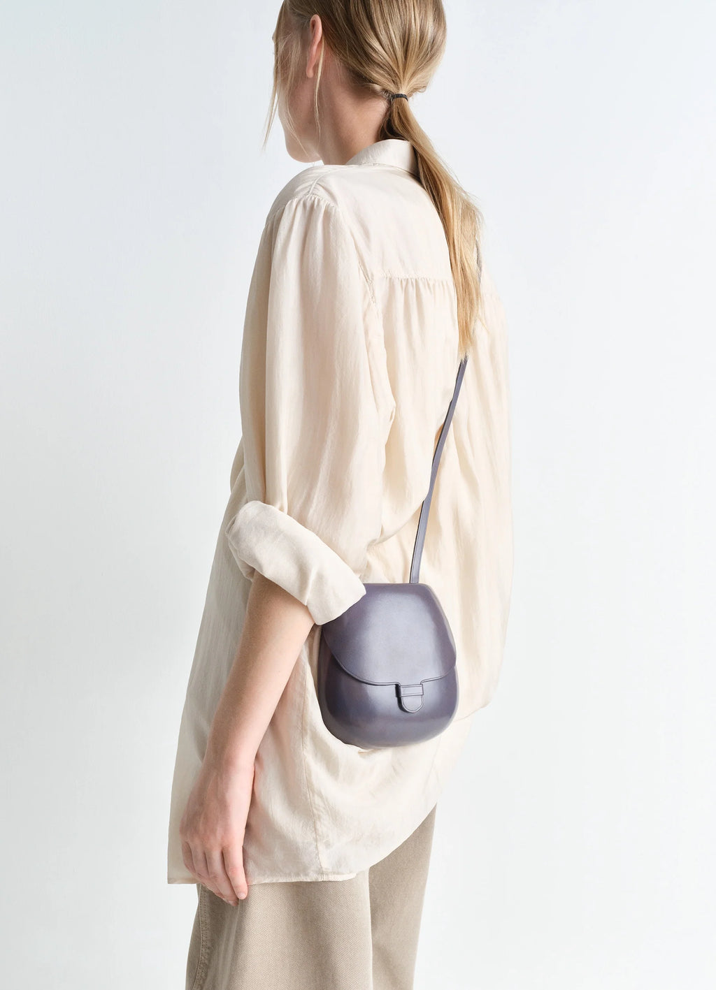 IL BUSSETTO FOR LEMAIRE SMALL CARTR in Vegetable-tanned Cowhide, model shot, Back view with model Curvy shape, shiny finish