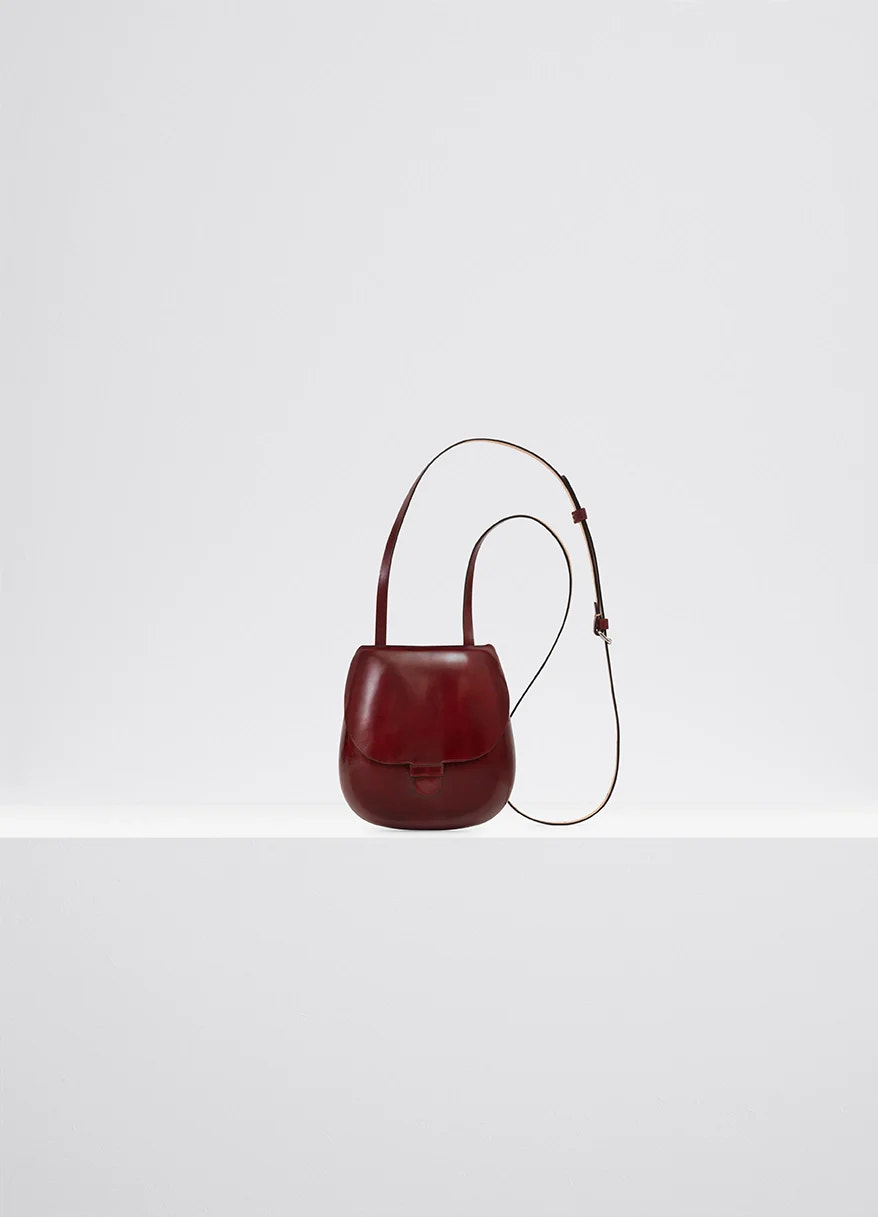 Il bussetto for lemaire small cartr in vegetable-tanned cowhide, product shot, front view curvy, seamless design