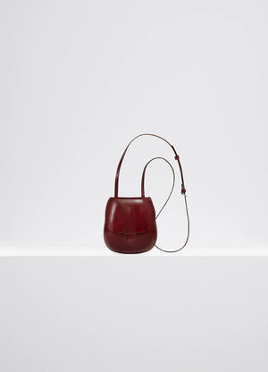 Il bussetto for lemaire small cartr in vegetable-tanned cowhide, product shot, front view curvy, seamless design