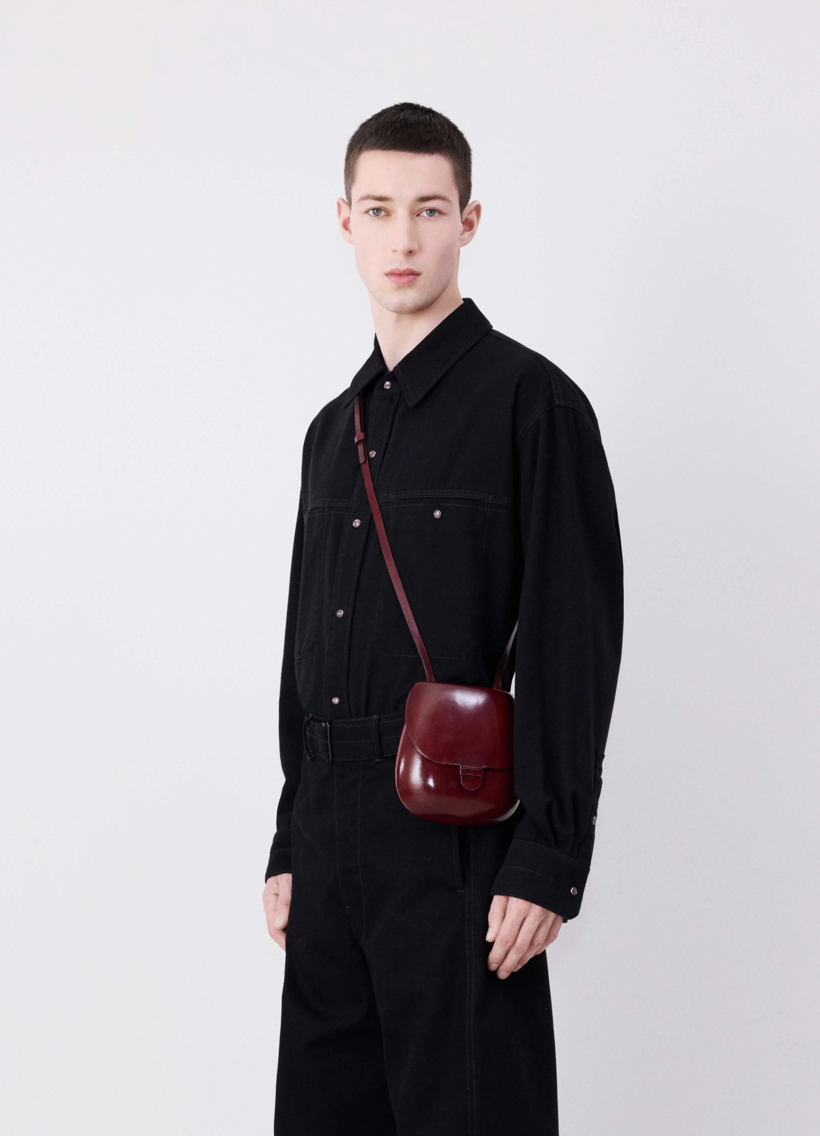 Il bussetto for lemaire small cartr in vegetable-tanned cowhide, model shot, three-quarter view crossbody worn by model