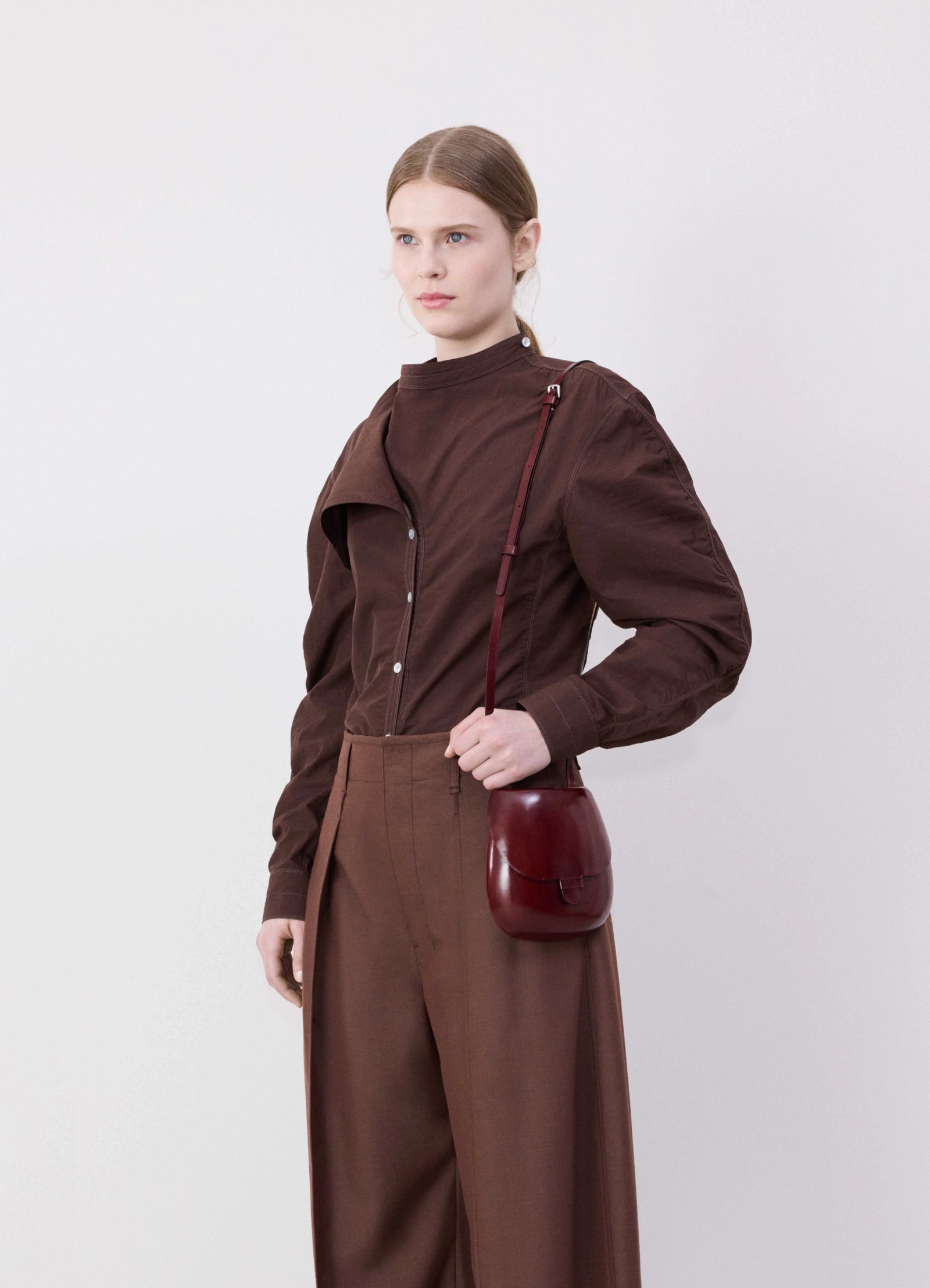 Il bussetto for lemaire small cartr in vegetable-tanned cowhide, model shot, side view held by model