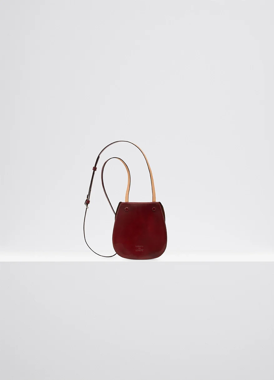Il bussetto for lemaire small cartr in vegetable-tanned cowhide, product shot, back view adjustable strap detail