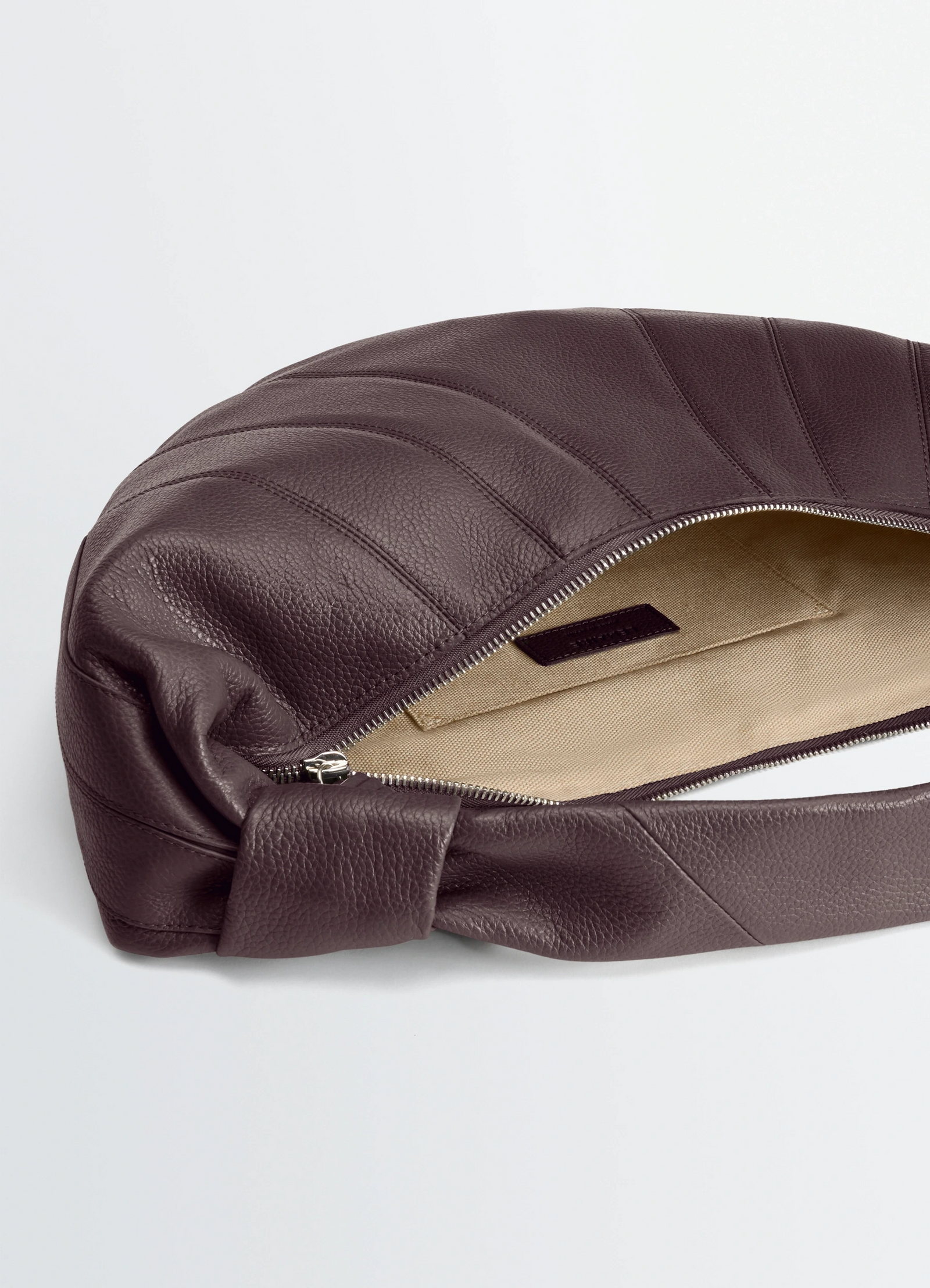 Fortune croissant bag in leather, product shot, top detail shot visible zipper opening
