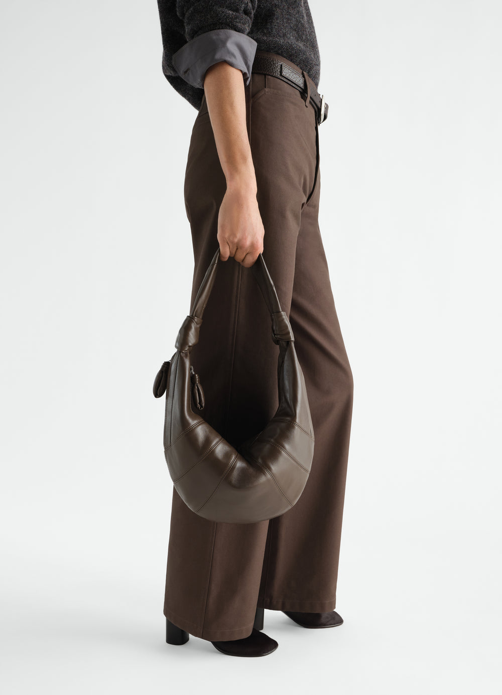 Sac Fortune Croissant, coloris marron foncé, porté par un mannequin, vue de profil