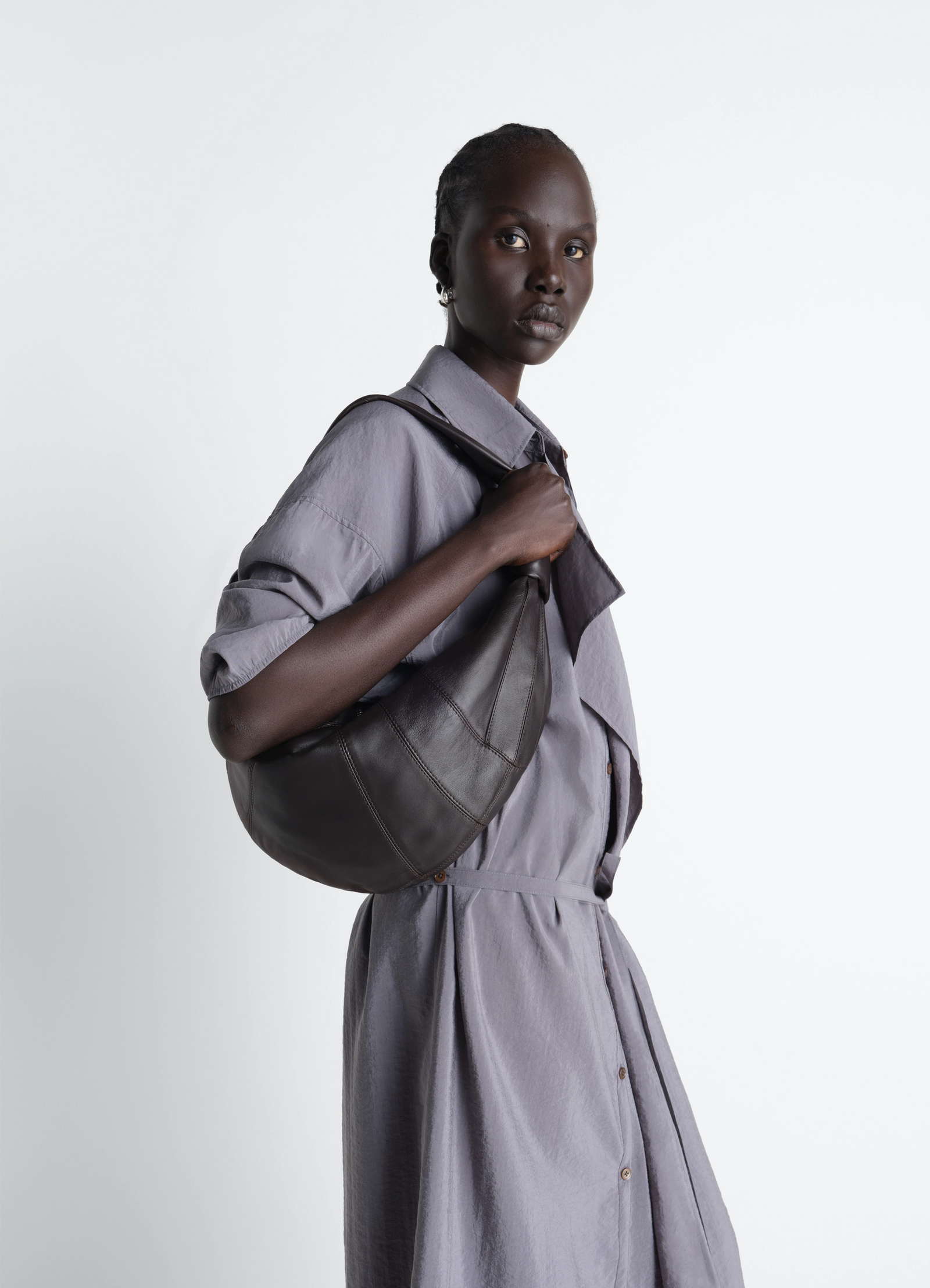 Fortune croissant bag in leather, model shot, side view shoulder wear