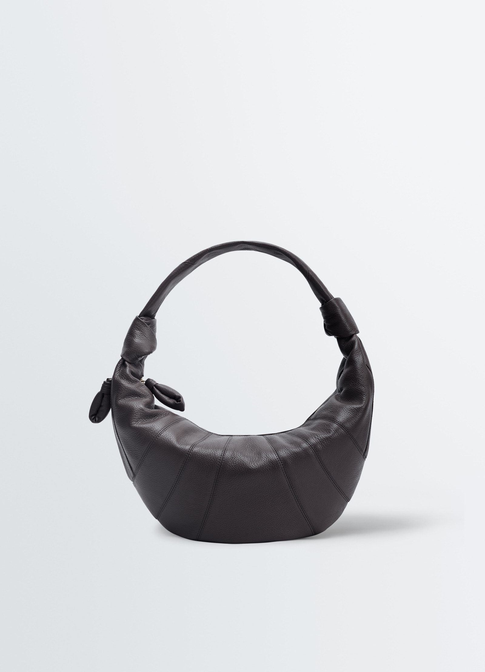 Fortune croissant bag in black leather with knotted handle detail lemaire front view on white background