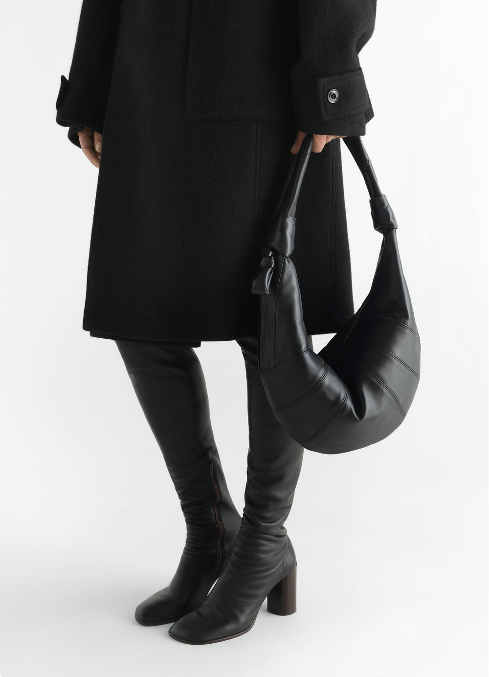 Sac Fortune Croissant, coloris noir, porté par un mannequin, vue de face