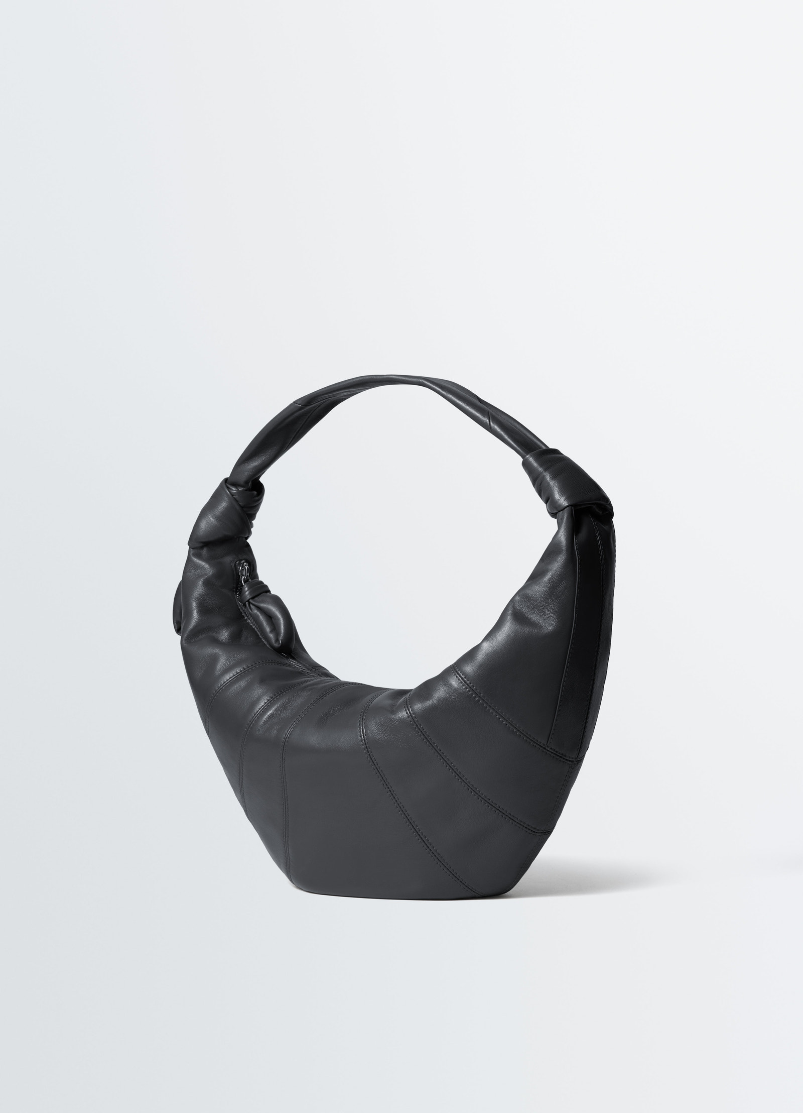 Fortune croissant bag in black leather with knotted handle lemaire front view on plain background