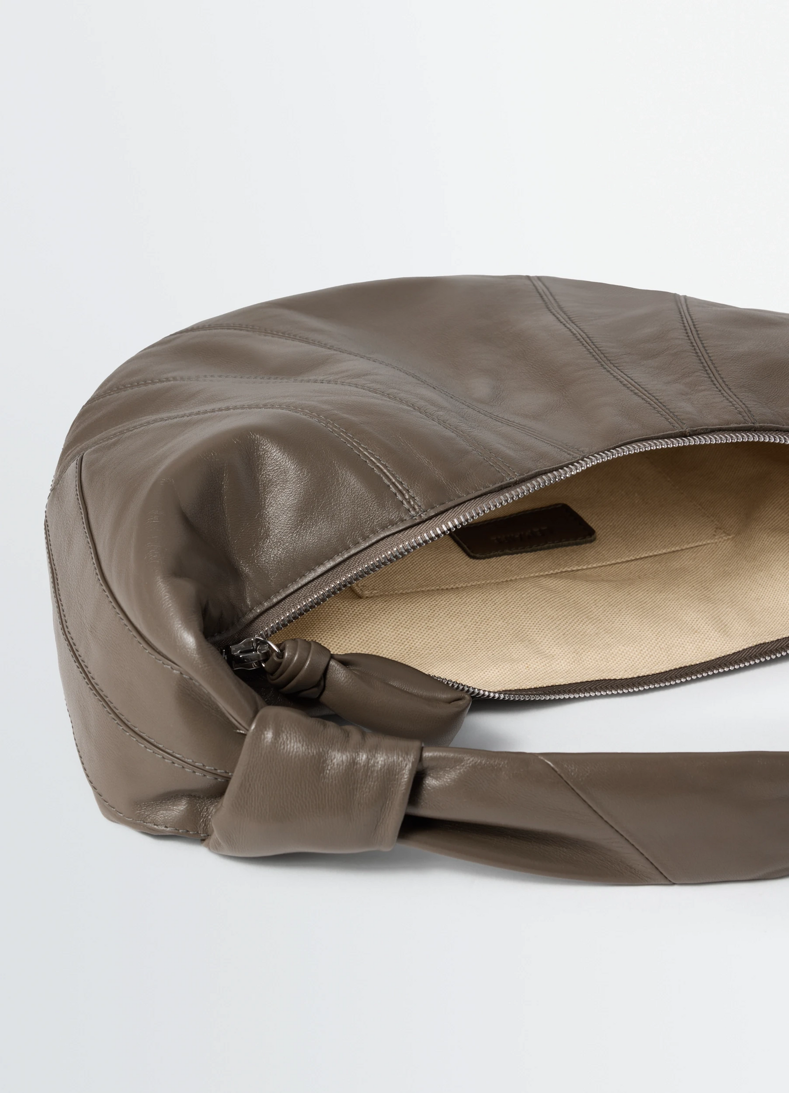 Fortune croissant bag in nappa lambskin leather, product shot, top detail view zipper opening detail